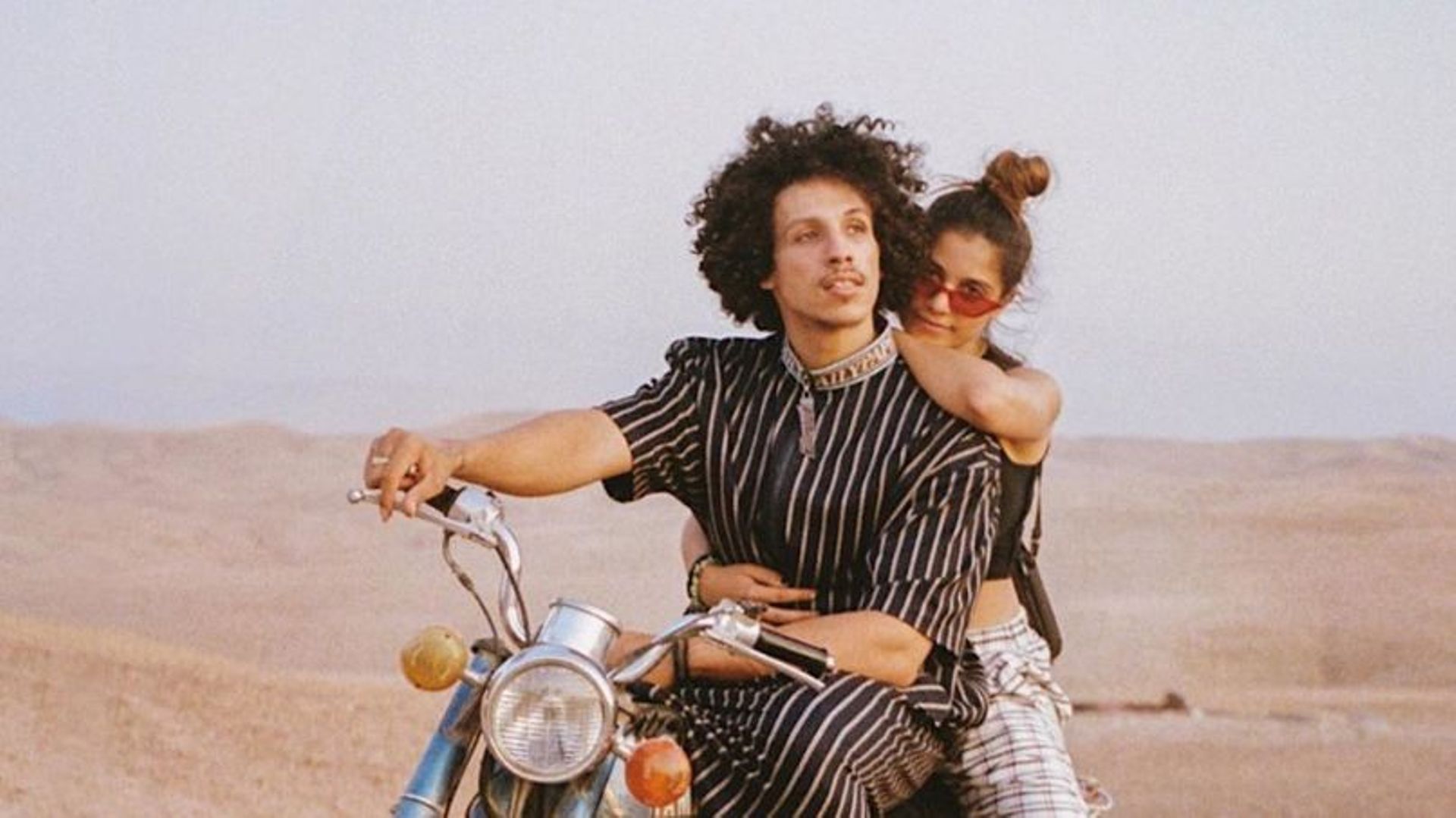 Queen Picture Riles Rilès nous fait voyager pour pas cher dans le clip de 'Queen' - RTBF Actus