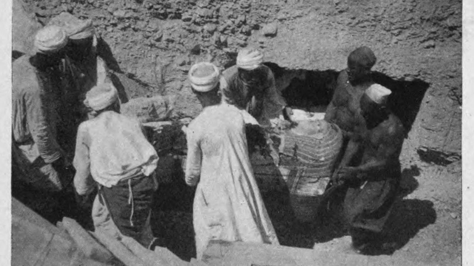 Des travailleurs égyptiens participant à la découverte des tombes dans la Vallée des Rois