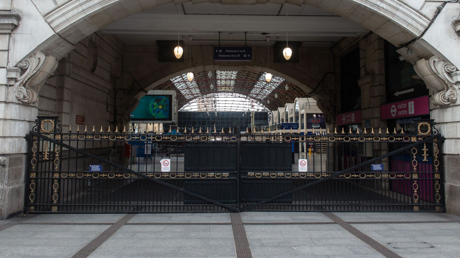 Vue générale de la gare Victoria fermée le 12 mai 2023 à Londres, Angleterre. Les membres du syndicat des conducteurs de train ASLEF organisent une grève aujourd’hui.