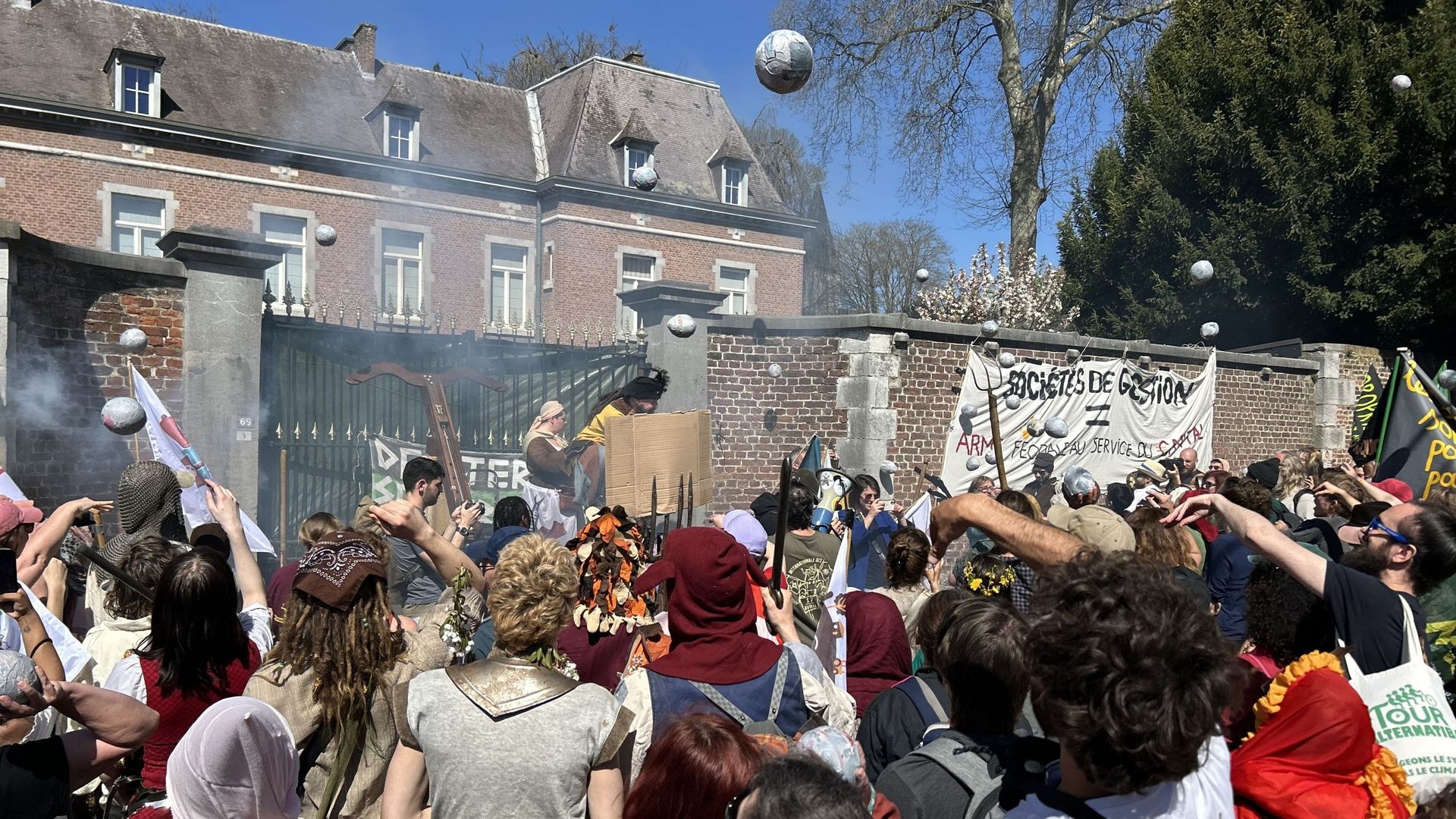 Floreffe : pierres en papier mâché, costumes médiévaux et calicots, ‘non’ aux pratiques féodales des sociétés de gestion de terres agricoles – RTBF Actus