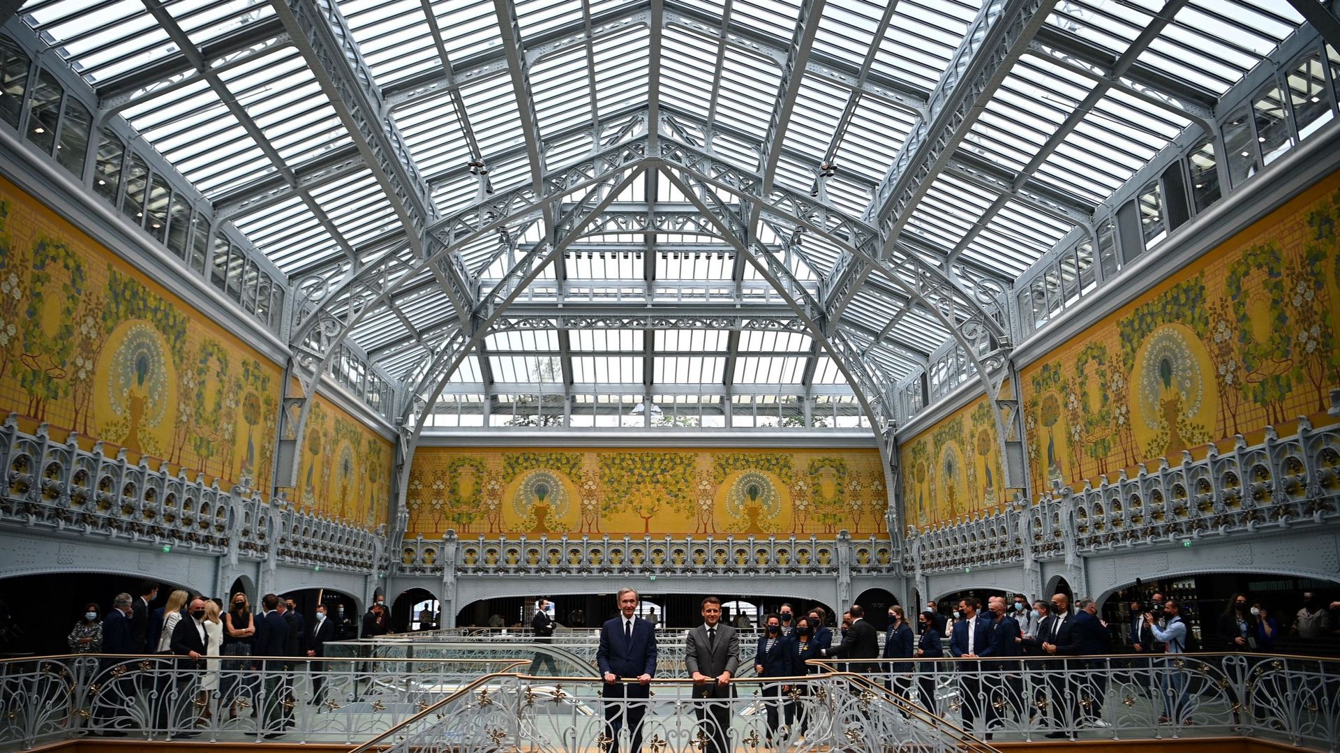 Emmanuel Macron et Bernard Arnault à la réouverture du grand magasin