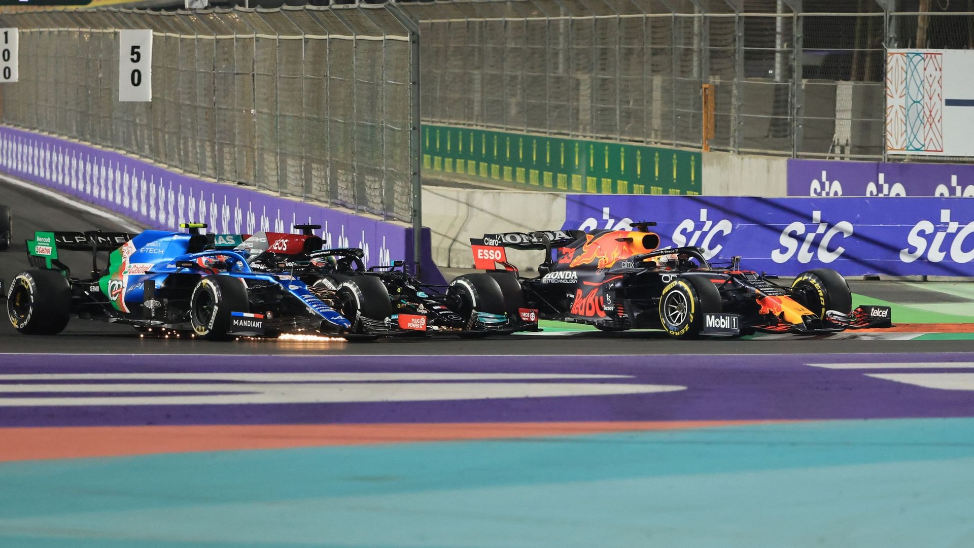 L'Alpine d'Esteban Ocon, la Mercedes de Lewis Hamilton et la Red Bull de Max Verstappen après le deuxième départ arrêté