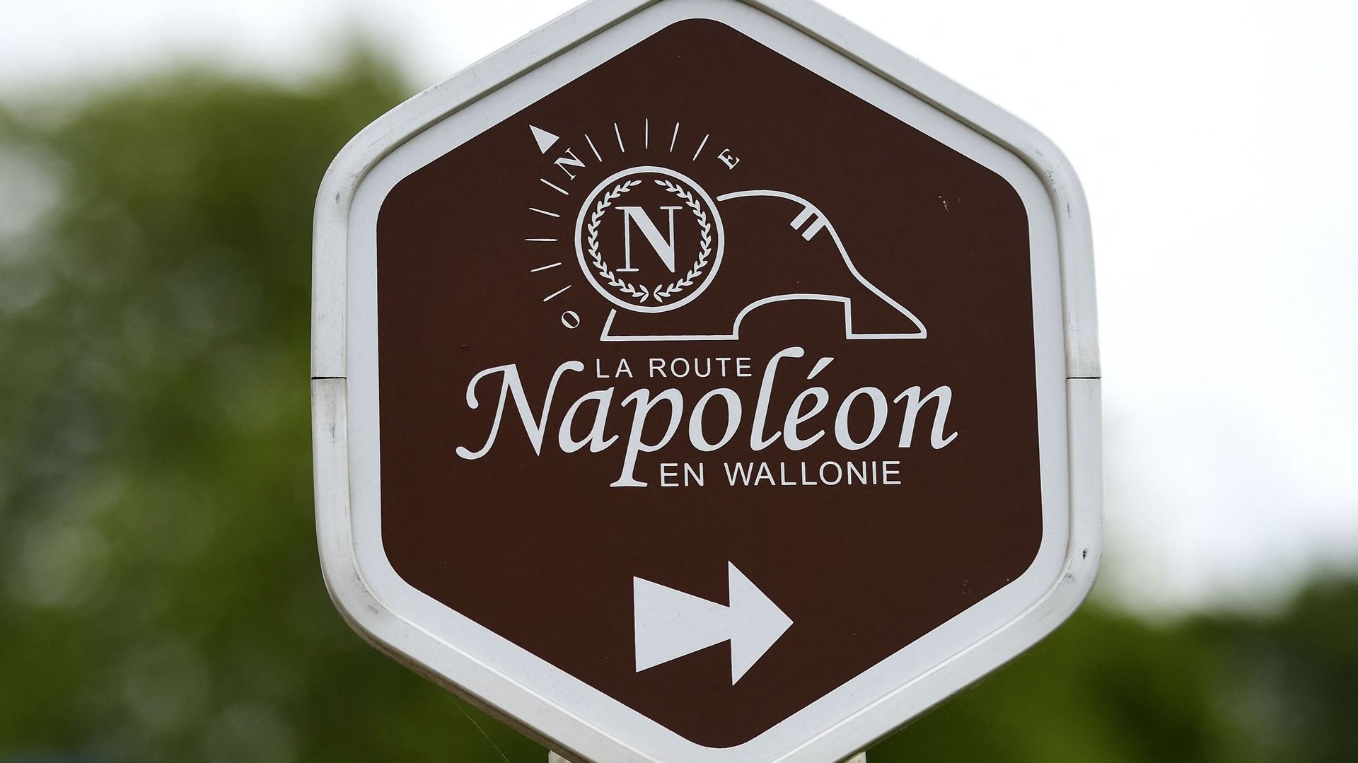 Panneau de la "Route Napoléon" sillonnant une partie de la Wallonie (illustration) 
