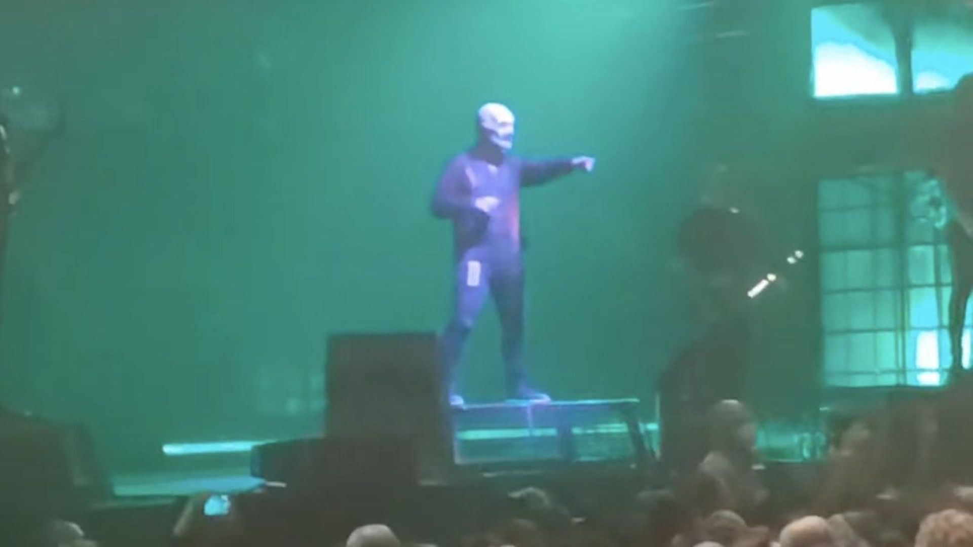Regardez Corey Taylor arrêter un concert de Slipknot pour aider un fan blessé