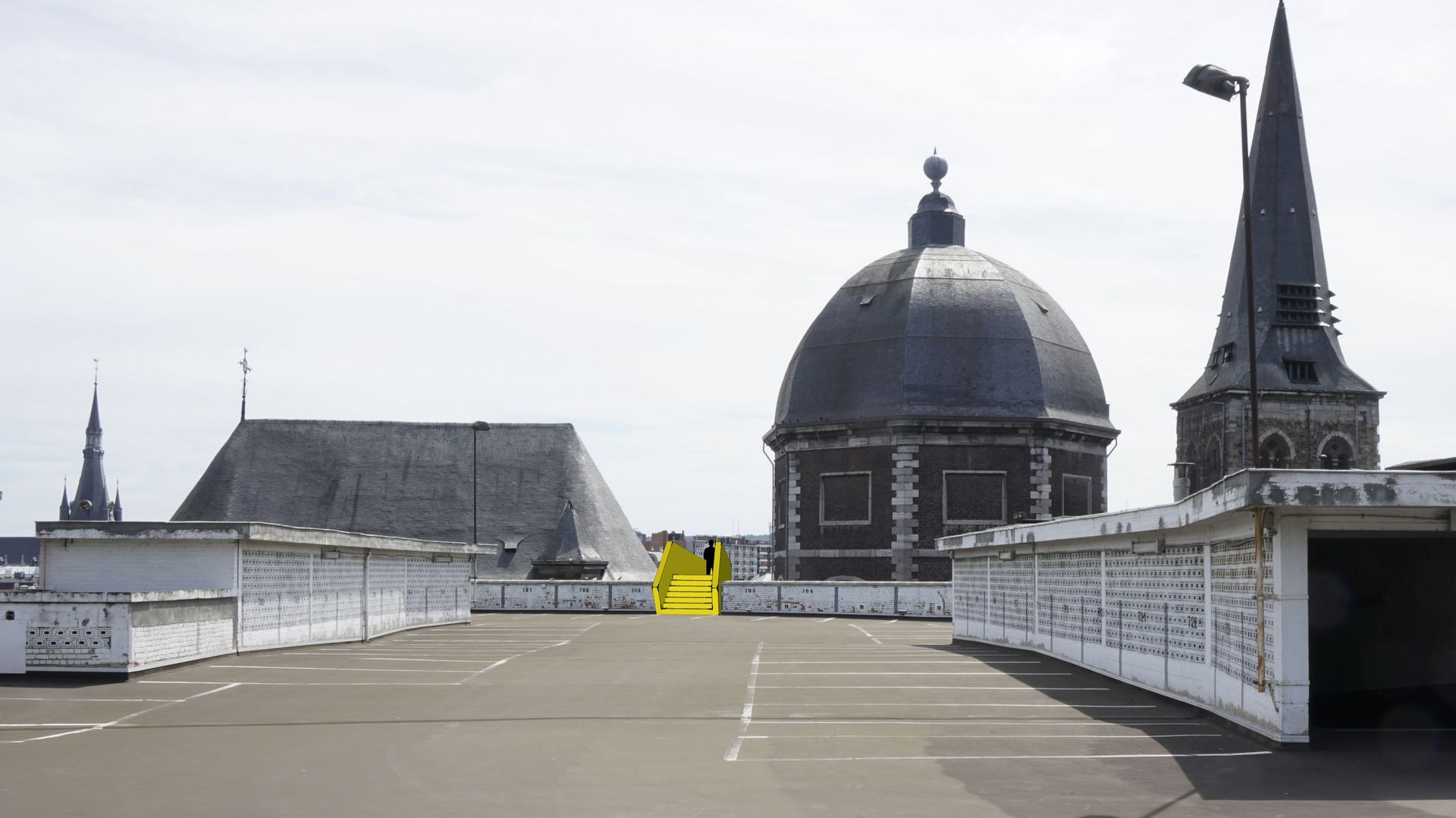 La plateforme jaune qui permet d'admirer le toit de la collégiale Saint-Jean