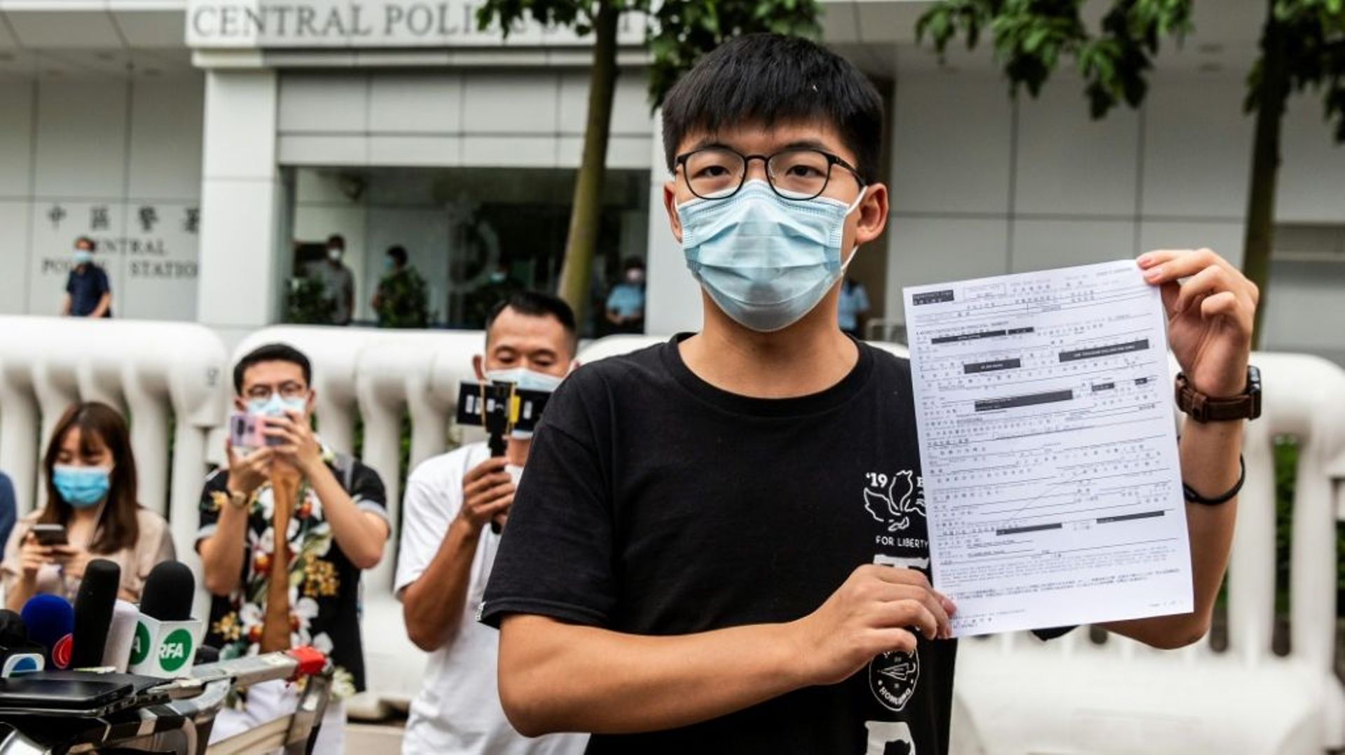 Le militant pro-démocratie de Hong Kong Joshua Wong s'adresse à la presse après son interpellation de quelques heures le 24 septembre 2020, devant le commissariat central de Hong Kong