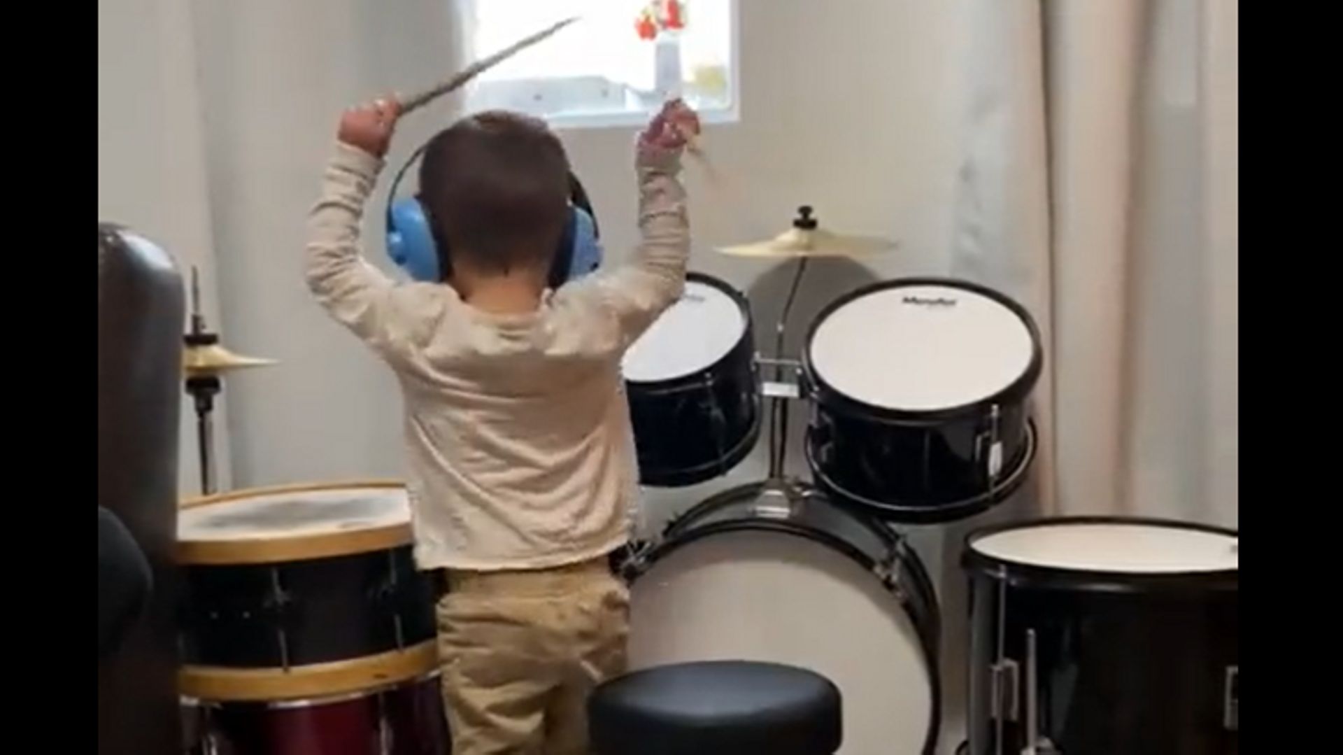 Un petit garçon de deux ans se déchaine avec talent à la batterie