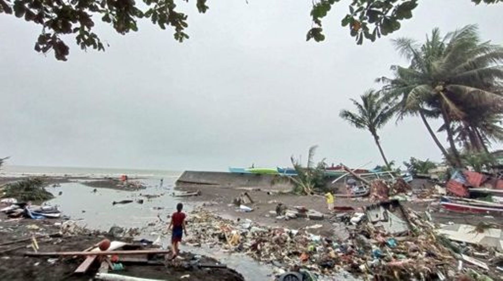 Cette photo distribuée avec l’aimable autorisation d’Angelica Villarta, prise le 27 décembre 2022 et reçue le 28 décembre, montre des habitants examinant les dégâts causés par les fortes pluies et les inondations dans la ville d’Oroquieta, dans le Misamis