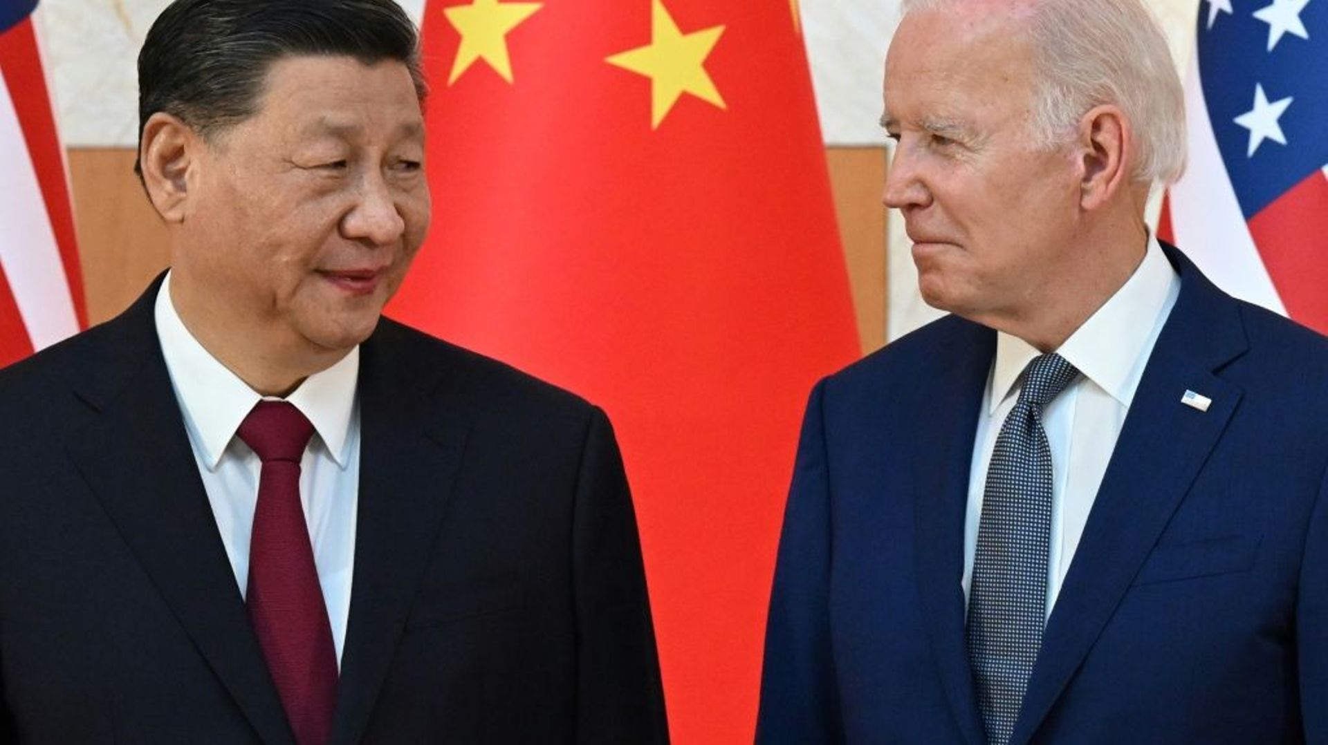Les président américain Joe Biden (droite) et chinois Xi Jinping (gauche) à Bali le 14 novembre 2022