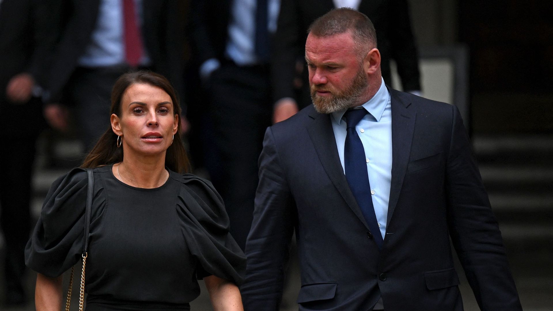 Wayne Rooney, célèbre footballeur anglais, et sa femme Coleen Rooney, quittent la Haute Cour de Justice à Londres, dans le cadre du procès "Wagatha Christie" en mai 2022
