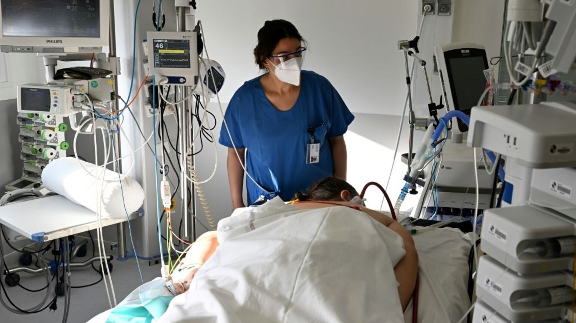 Un patient atteint du Covid soigné à l’unité de soins intensifs de l’hôpital de la Timone, à Marseille, le 5 janvier 2022.
