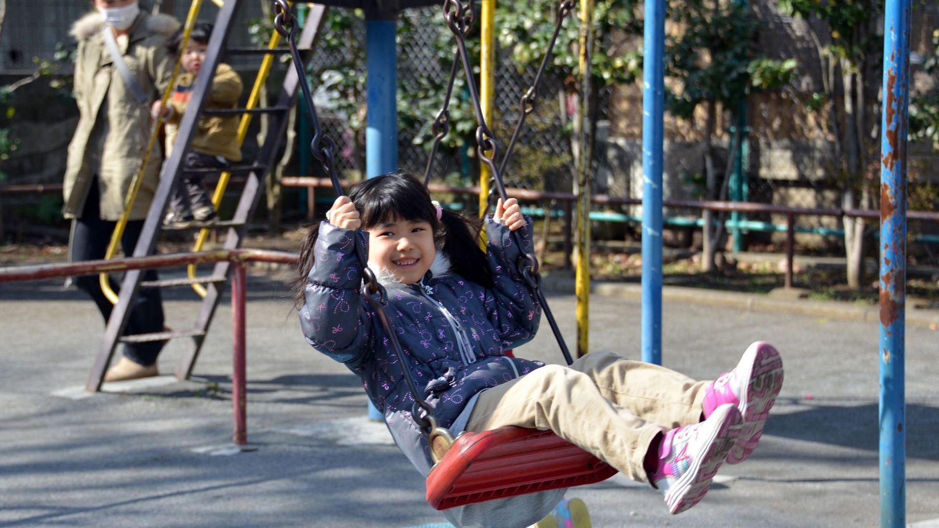 Une plaine de jeux dans un parc à Tokyo