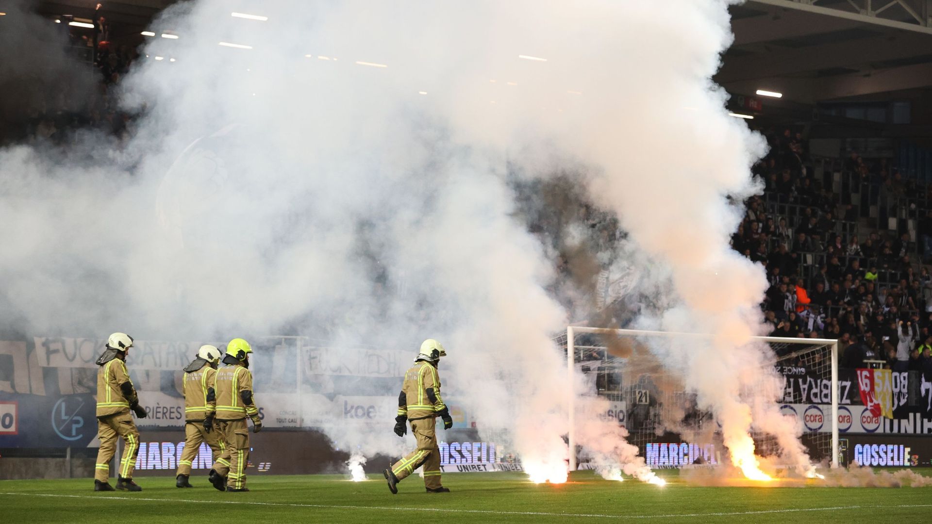 Le match Charleroi – Malines avait été définitivement arrêté après que le lancer de fumigènes des supporters carolos sur la pelouse.