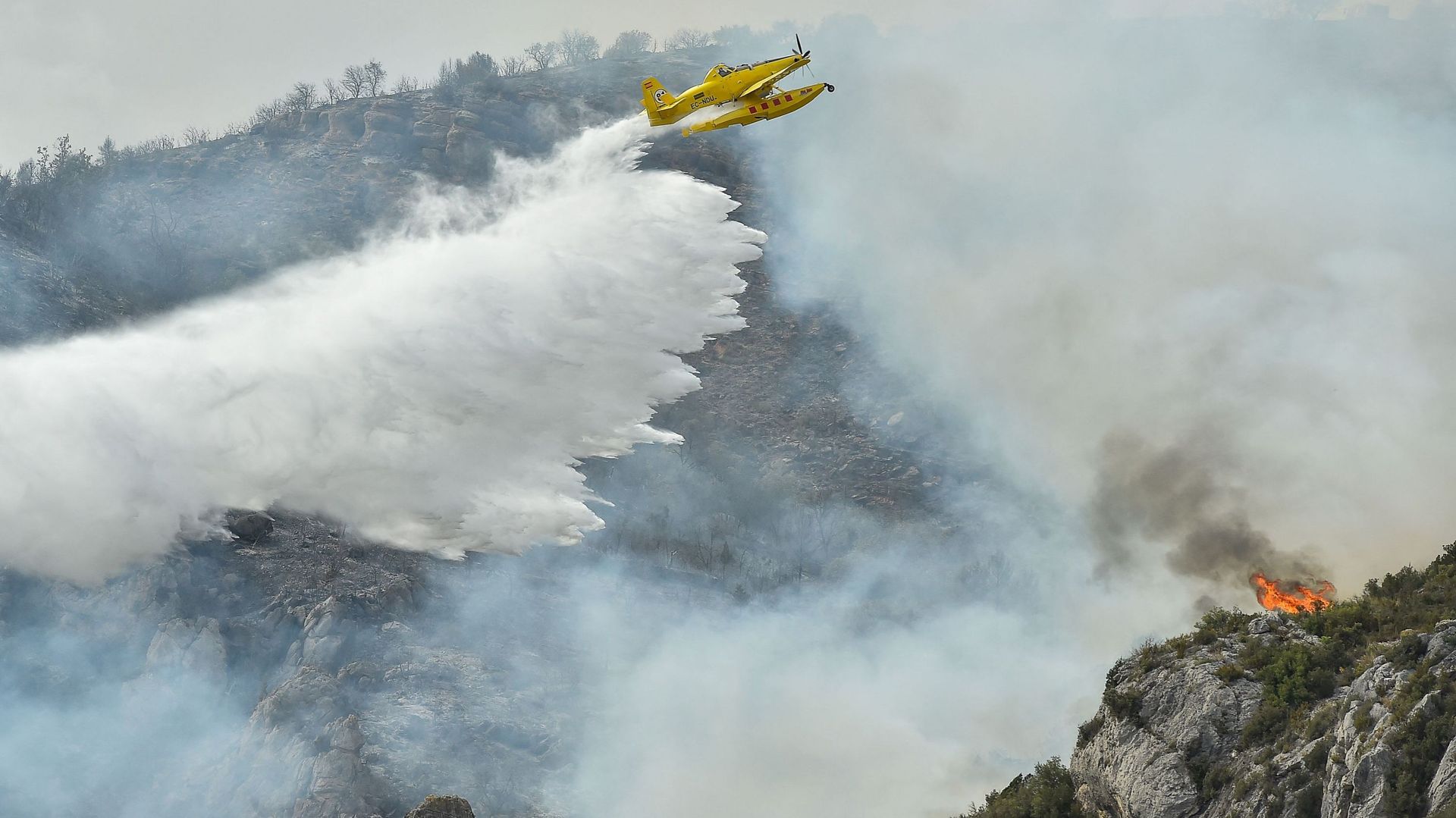 Un avion de lutte contre les incendies Air Tractor AT-802A largue de l’eau lors d’opérations de confinement d’un incendie près d’Artesa de Segre, en Catalogne, le 16 juin 2022.