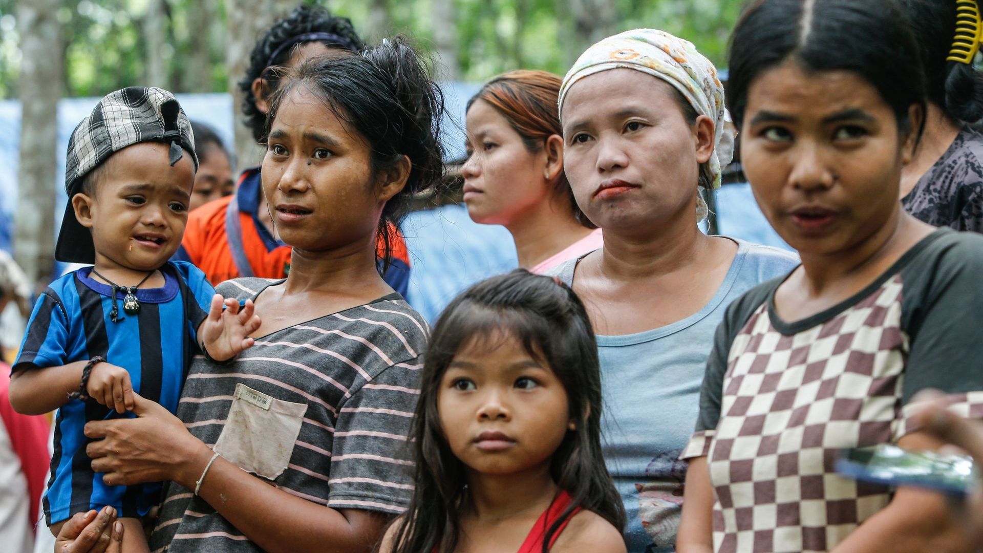 Des enfants réfugiés karens se tiennent dans un camp de réfugiés le long de la frontière entre la Thaïlande et le Myanmar. Le conflit entre l’armée du Myanmar (Tatmadaw) et le KNDO, la branche militaire de l’Union nationale karen (KNU), s’est intensifié d