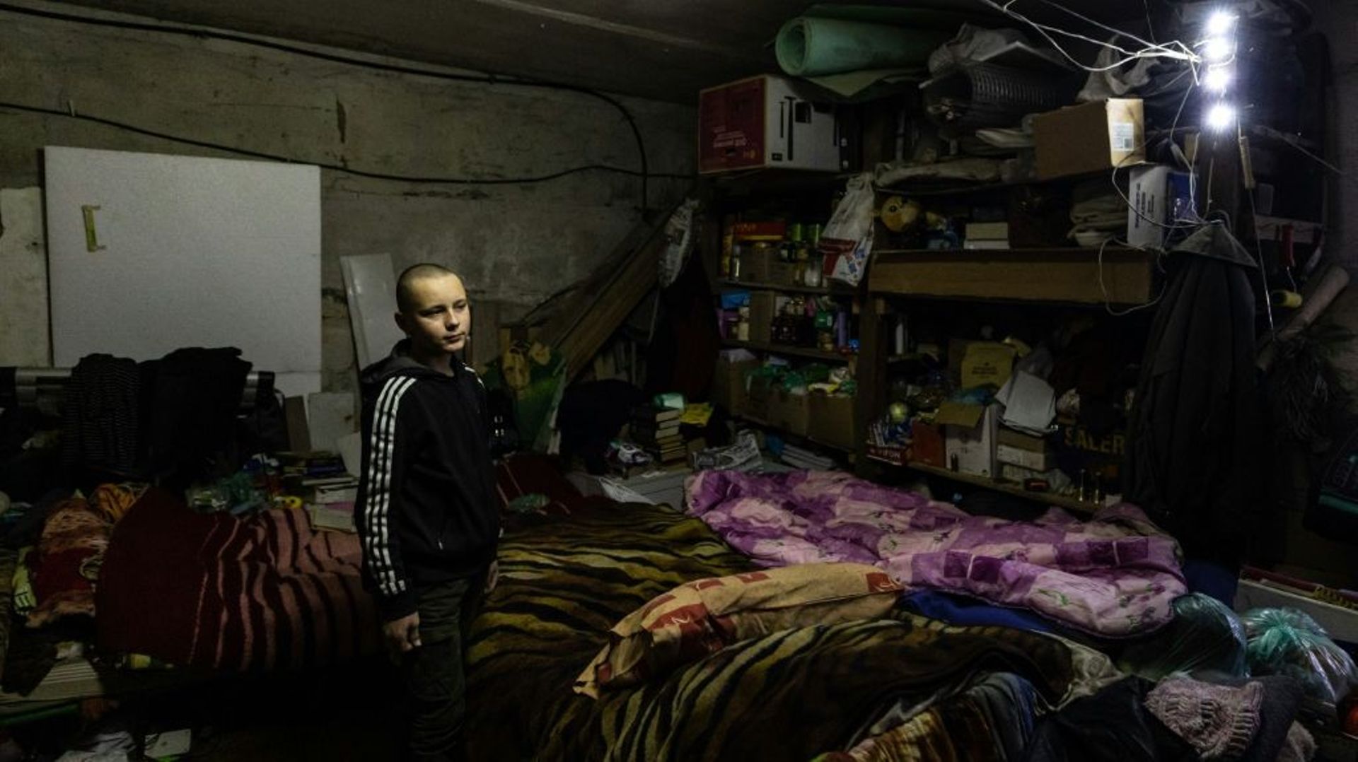 Gleb Petrov, 14 ans, dans la cave où il vit avec sa famille à Bakhmout, dans l'est de l'Ukraine, le  21 décembre 2022