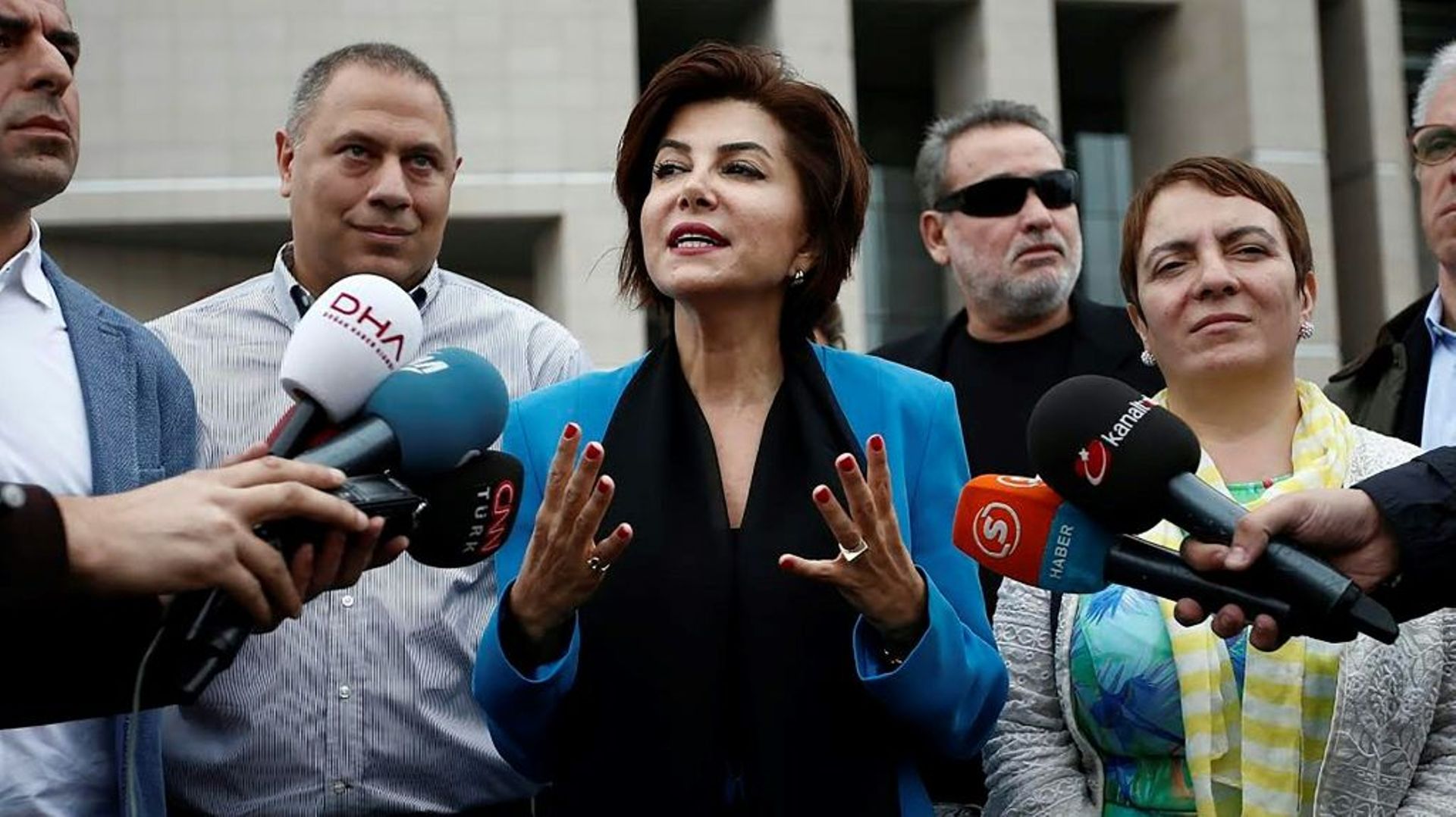 La journaliste turque Sedef Kabas s'exprime devant des journalistes à l'issue de son procès,  le 6 octobre 2015 à Istanbul  