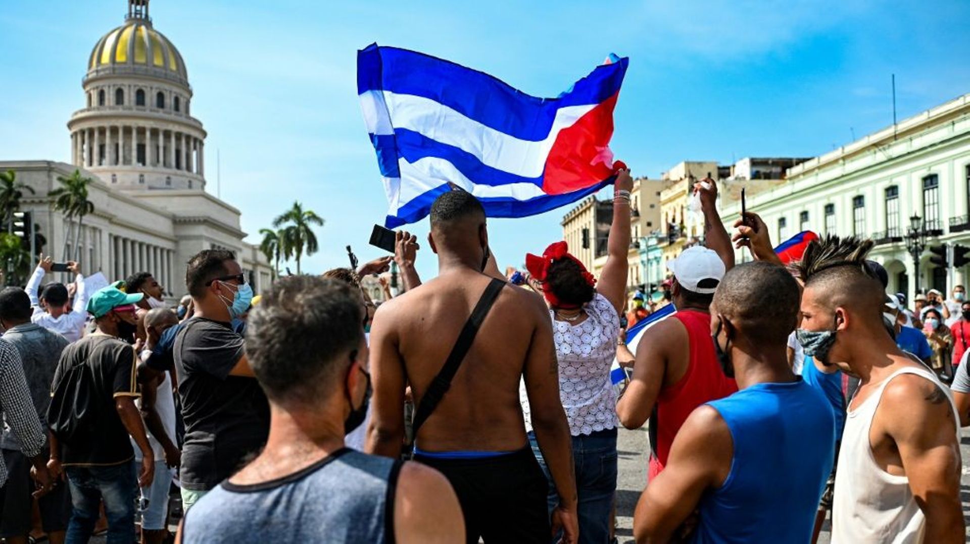 Des Cubains manifestent contre le gouvernement du président Miguel Diaz-Canel devant le Capitole de La Havane, le 11 juillet 2021