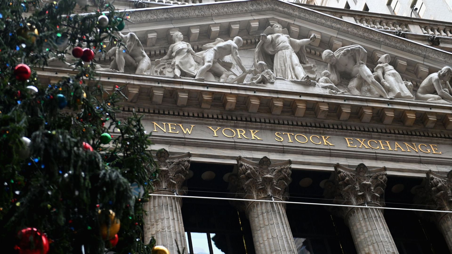 Vue de la Bourse de New York à Wall Street après les fortes pluies du 30 novembre 2020 à New York.