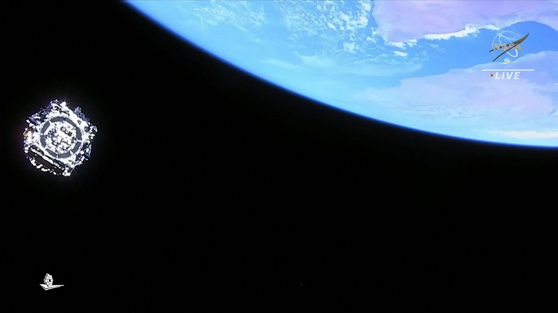 Sur cette image fixe tirée d’une émission télévisée de la Nasa, le télescope spatial James Webb se sépare de la fusée Ariane 5 après son lancement du port spatial européen, le Centre spatial guyanais à Kourou, le 25 décembre 2021