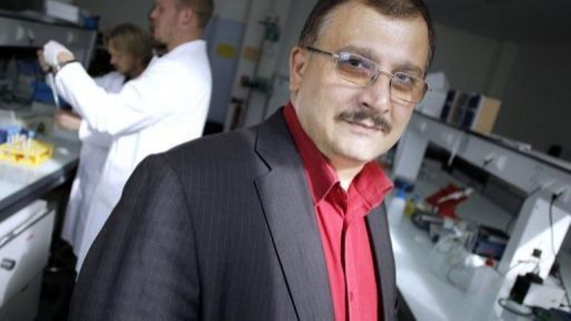 Le professeur Gilles-Eric Séralini, dans son laboratoire à Caen le 18 septembre 2012