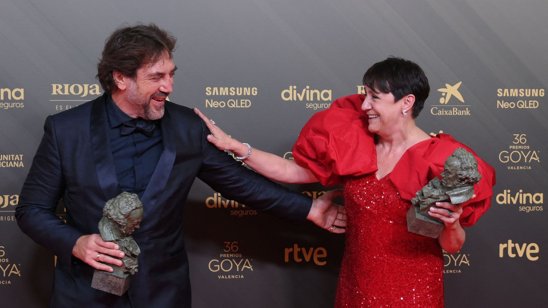 L’acteur espagnol Javier Bardem (à gauche) et l’actrice espagnole Blanca Portillo posent avec leurs prix Goya du meilleur acteur et de la meilleure actrice, lors d’un photocall suivant la 36e cérémonie des prix Goya au Palau des Arts à Valence, le 12 févr