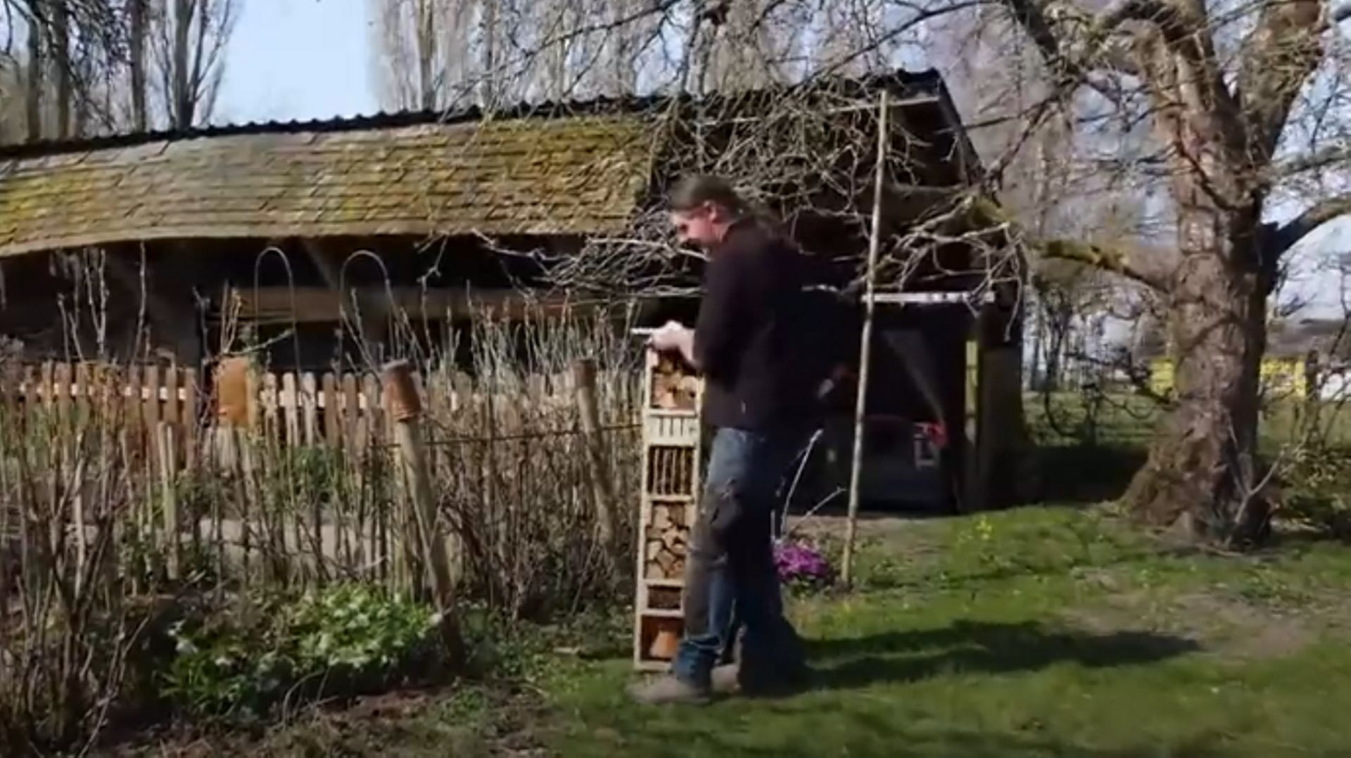 C'est un artisan de la région, Bernard Cwiek, qui a installé des hôtels à insectes dans la propriété.