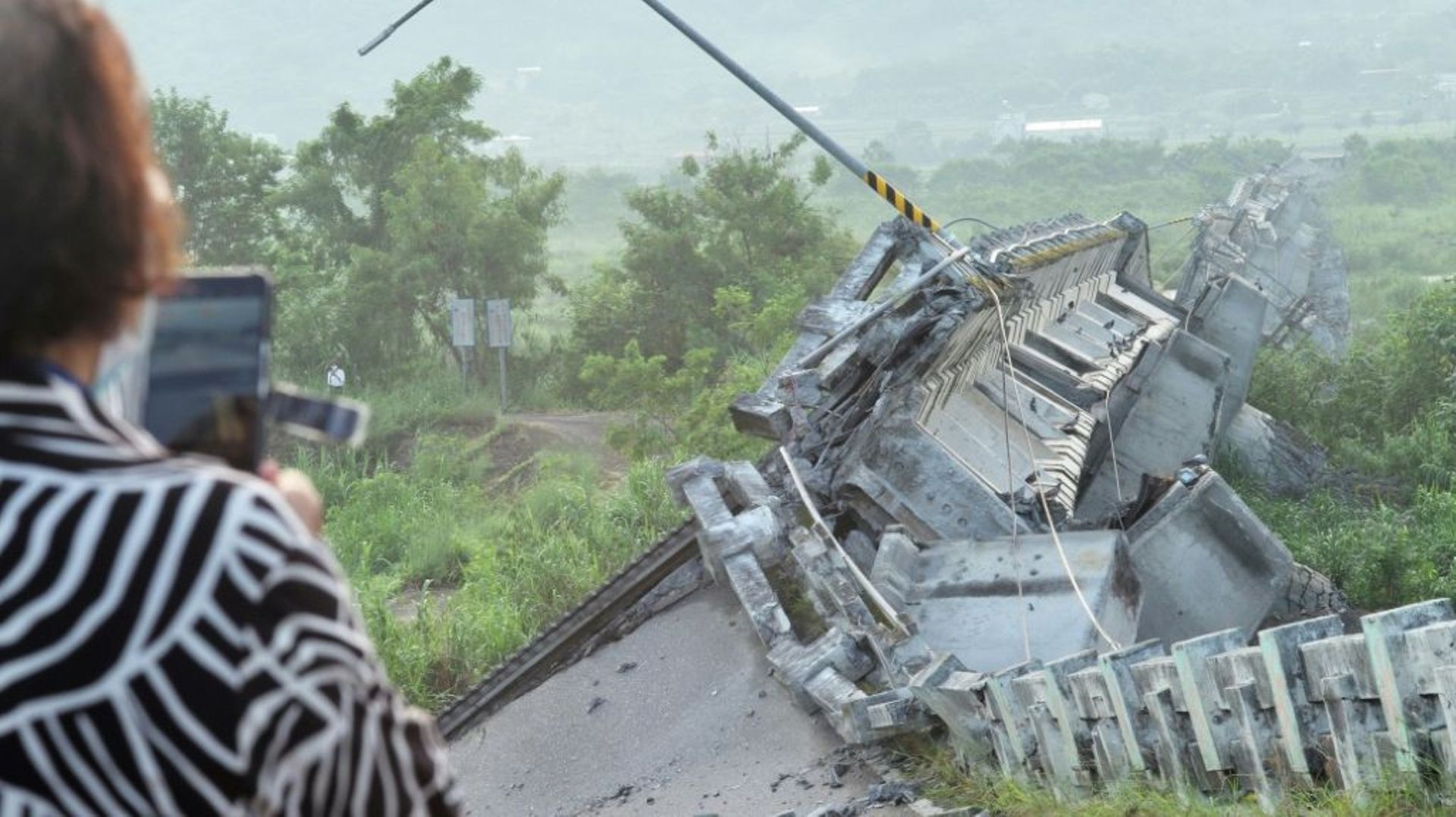 Le pont effondré de Koalio (Taïwan) est pris en photo le 19 septembre 2022 après un séisme de magnitude 6,0 survenu la veille