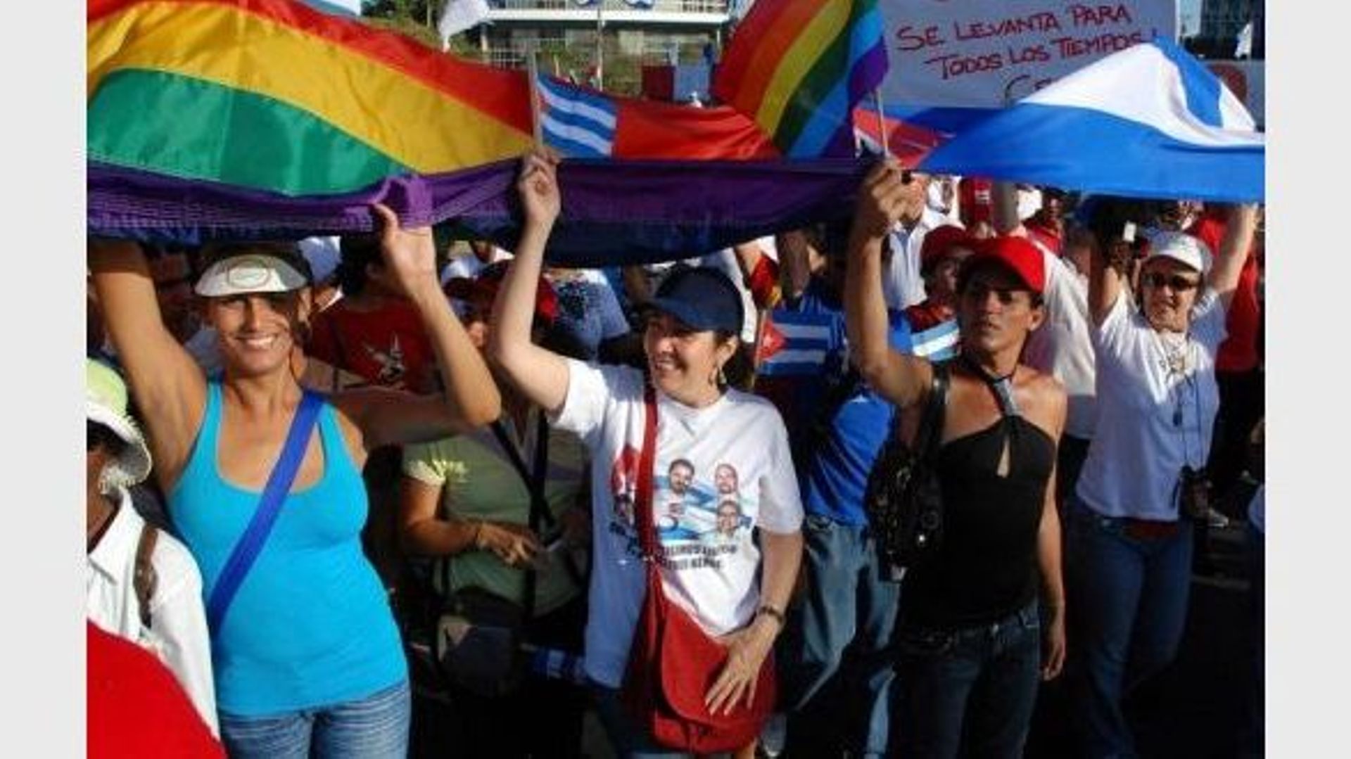 Mariela Castro, fille du président cubain Raul Castro (C) participe aux fêtes de mai avec un groupe d'homosexuelles, le 1er mai 2011 à La Havane.