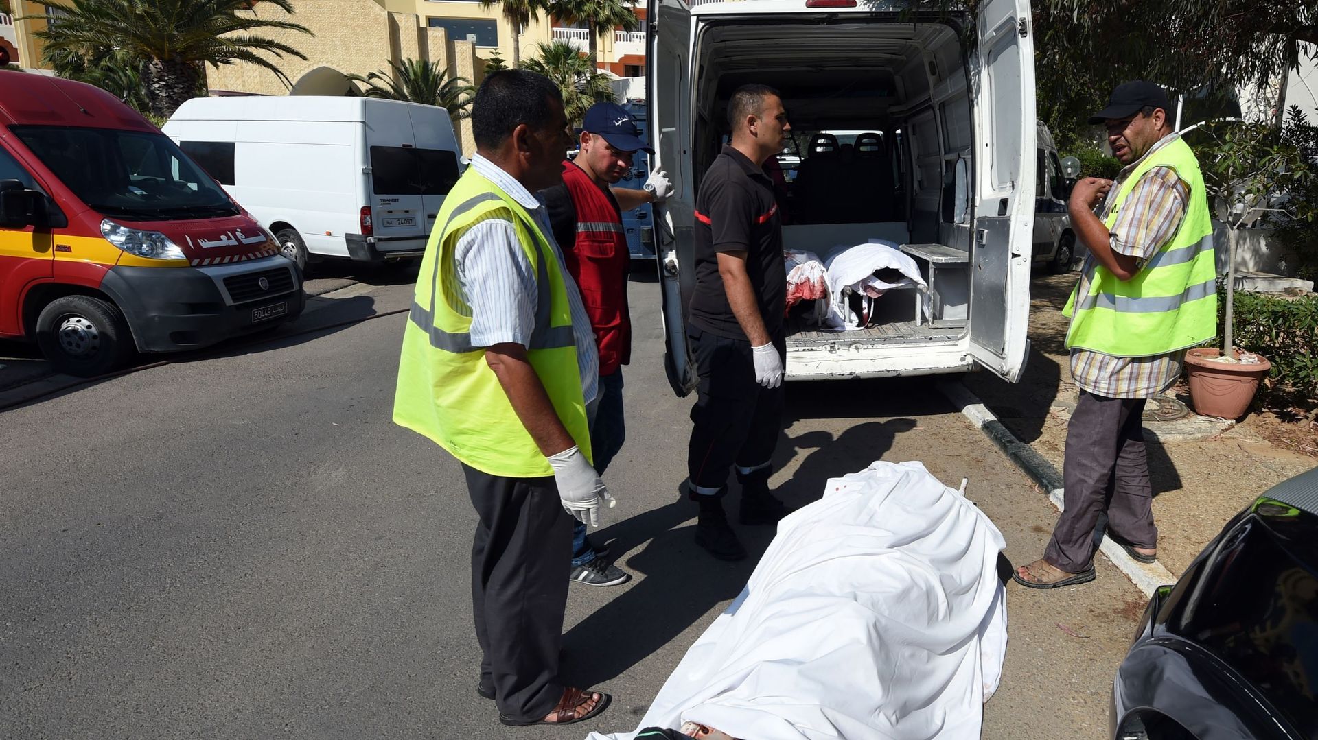 A Sousse, un corps est chargé dans une ambulance. 