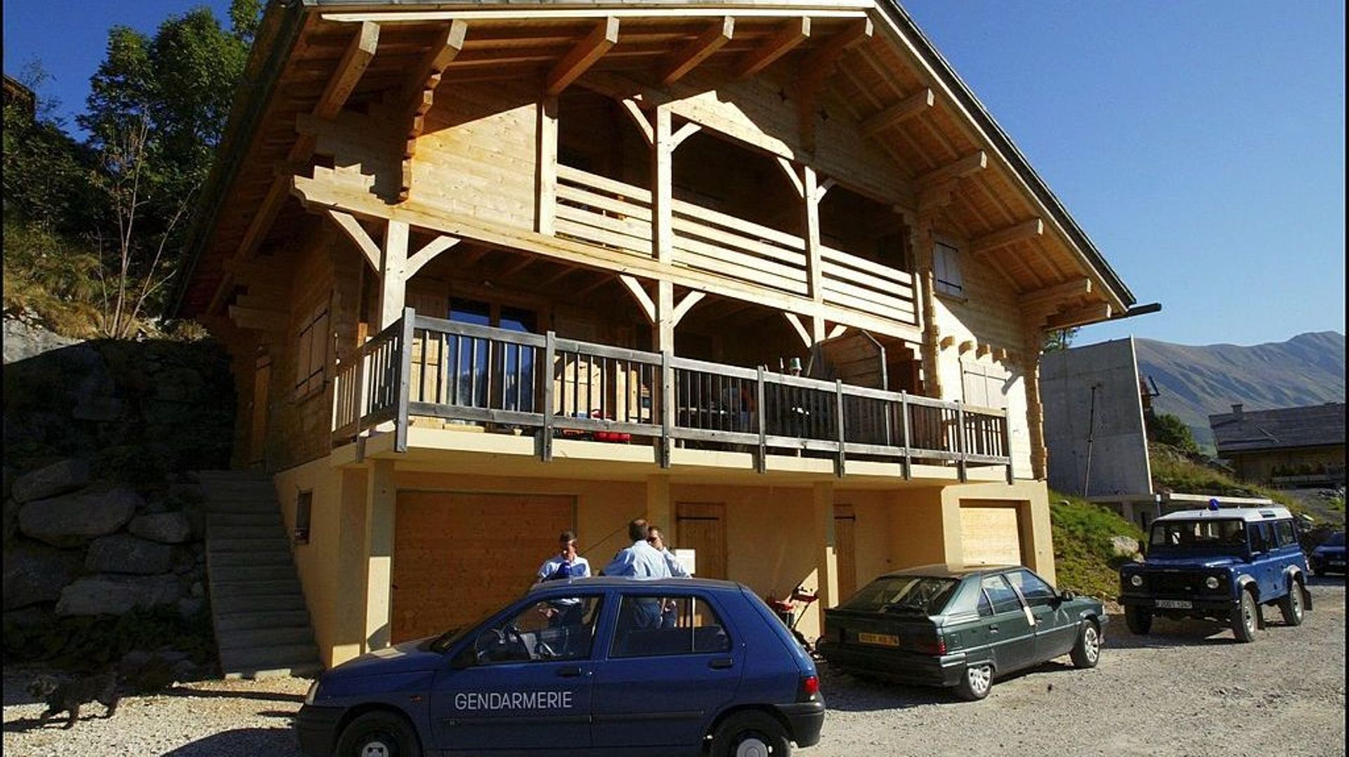 5 personnes ont été tuées dans l'affaire Flactif en 2003 au Grand Bornand. Le 18 septembre 2003, la gendarmerie fouille la maison du principal suspect, David Hotyat.
