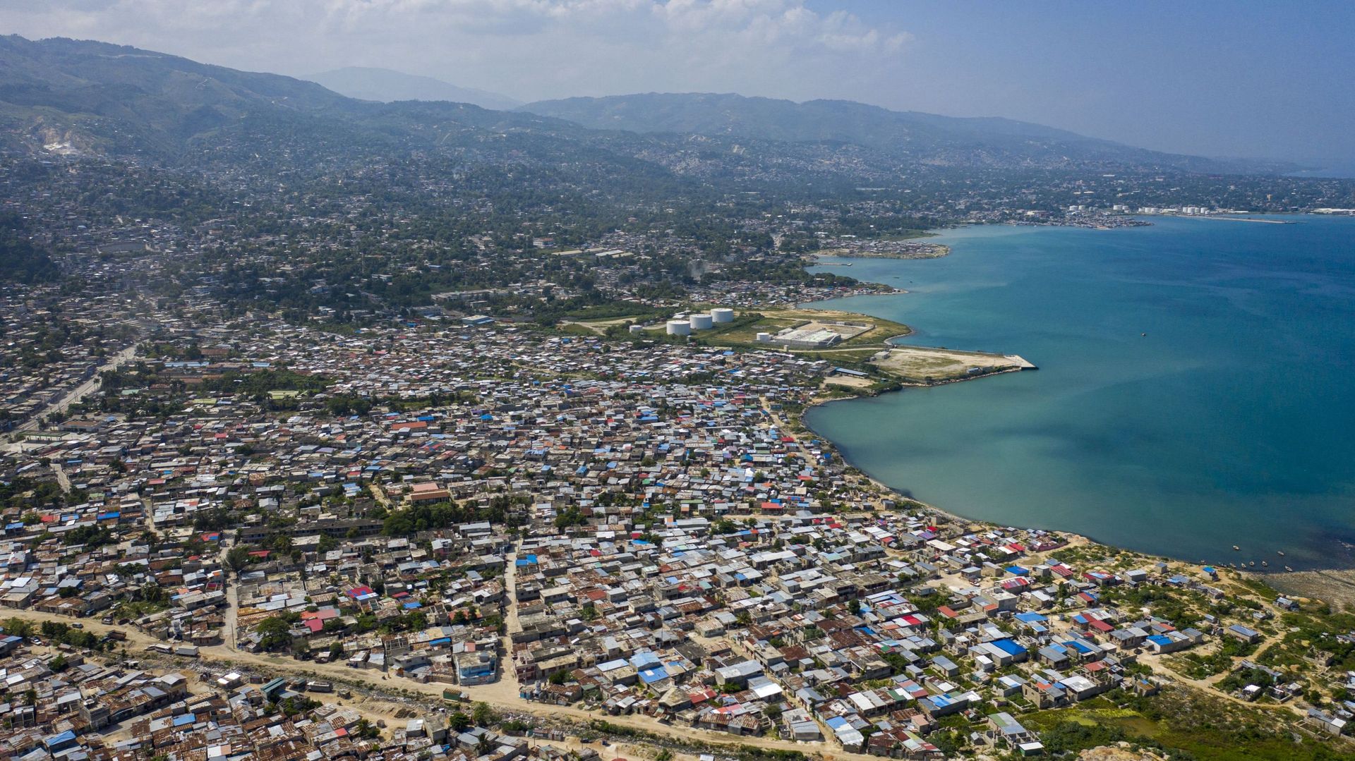 Deux journalistes haïtiens ont été assassinés jeudi par un gang en périphérie de la capitale Port-au-Prince, nouvelle illustration du chaos sécuritaire dans lequel est plongé Haïti, englué dans une crise profonde six mois après l’assassinat du président J