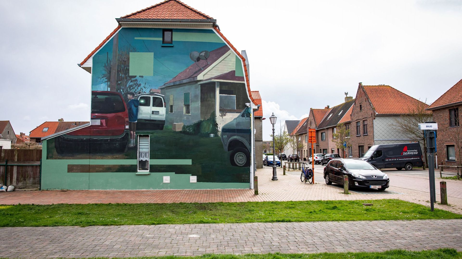 Une photo d'illustration montre une œuvre d'art de l'artiste espagnol Iñigo Sesma lors des derniers préparatifs du Crystal Ship 2022, avec des œuvres d'art et des peintures murales dans une exposition en plein air, à travers la ville d'Ostende, vendredi 0