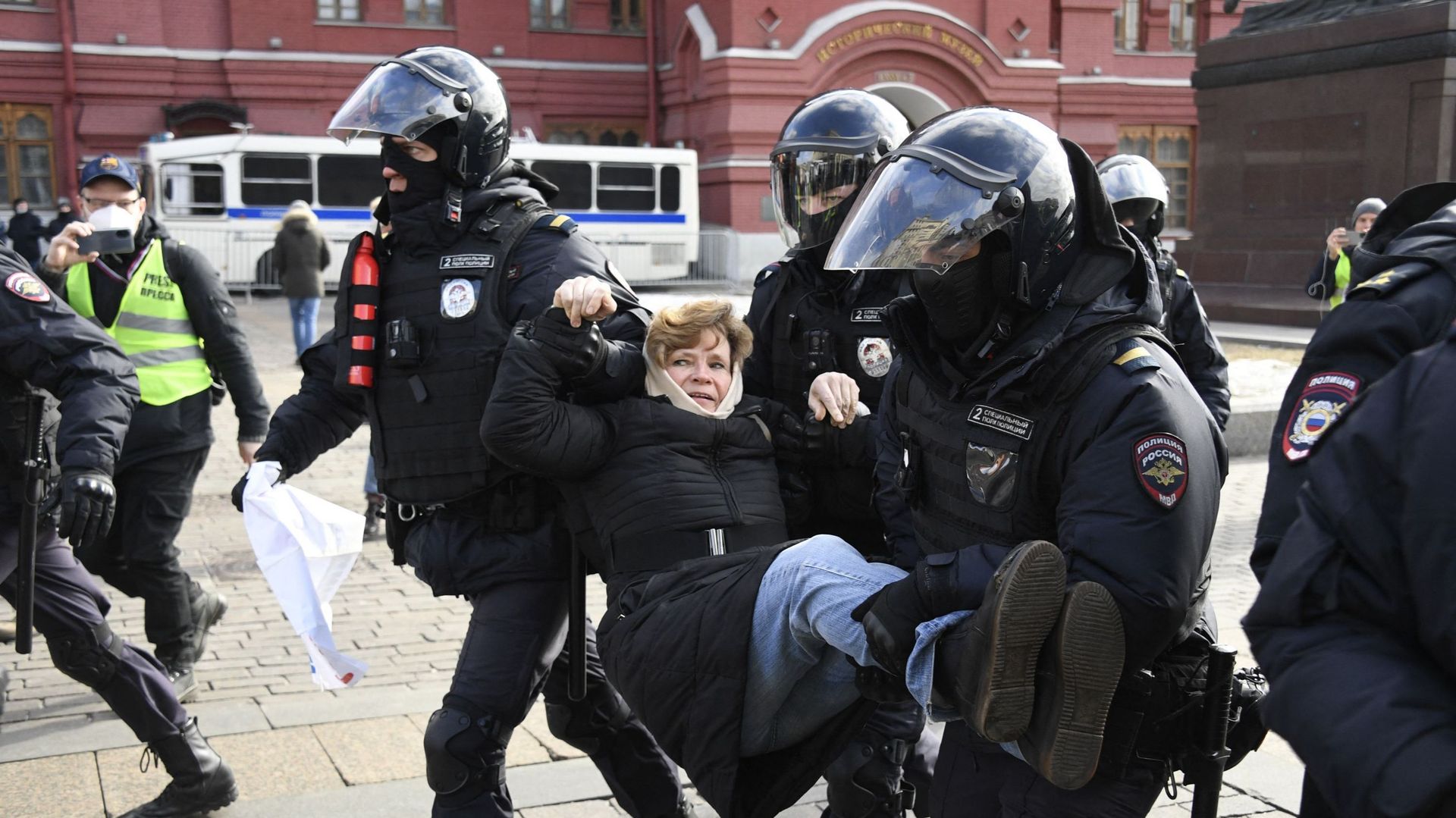Des policiers arrêtent une femme lors d'une manifestation contre l'action militaire russe en Ukraine, sur la place Manezhnaya, dans le centre de Moscou, le 13 mars 2022.