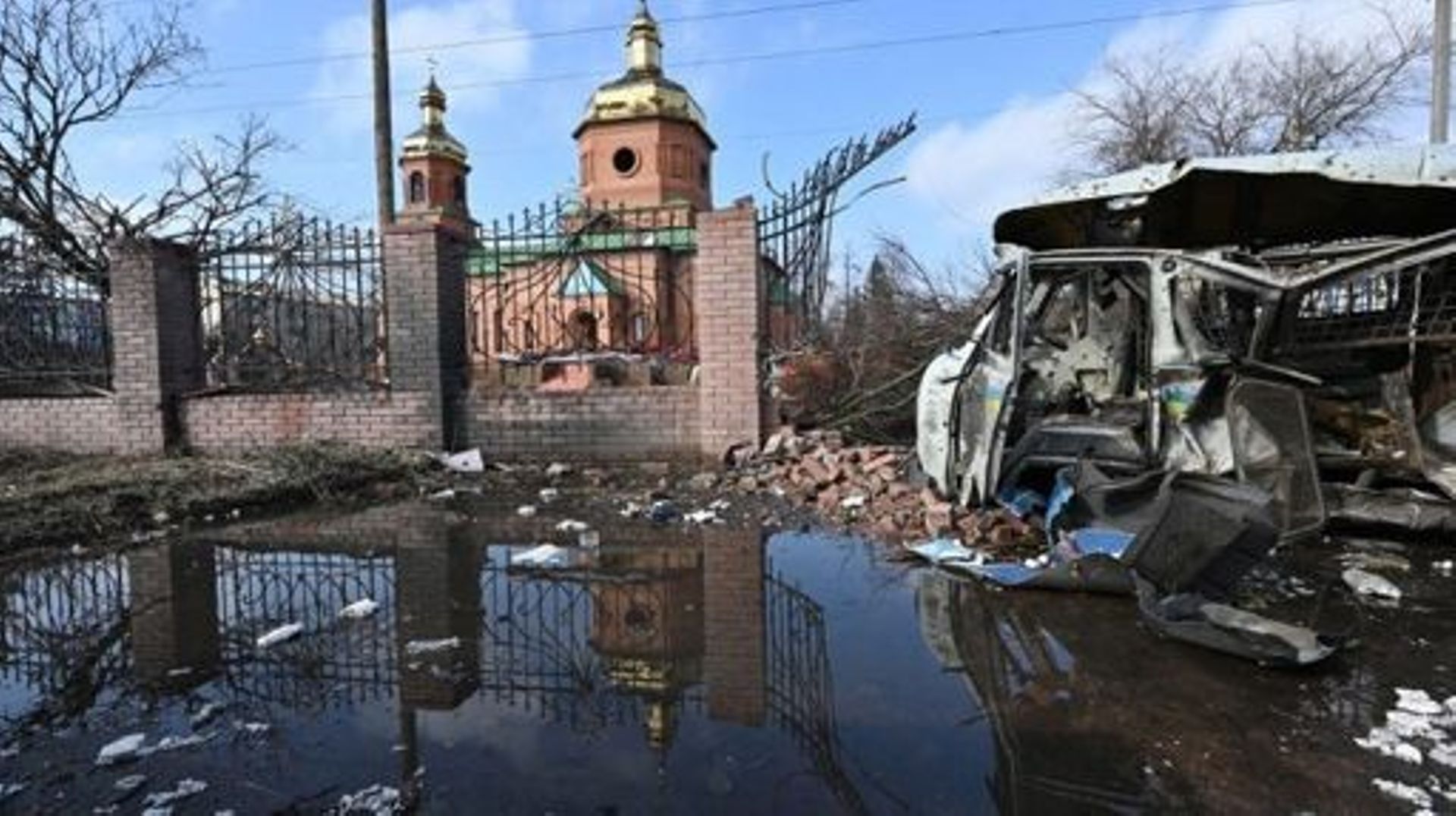 Cette photo prise à Vovchans'k, dans la région de Kharkiv, le 9 mars 2023, montre une voiture détruite, ce 9 mars