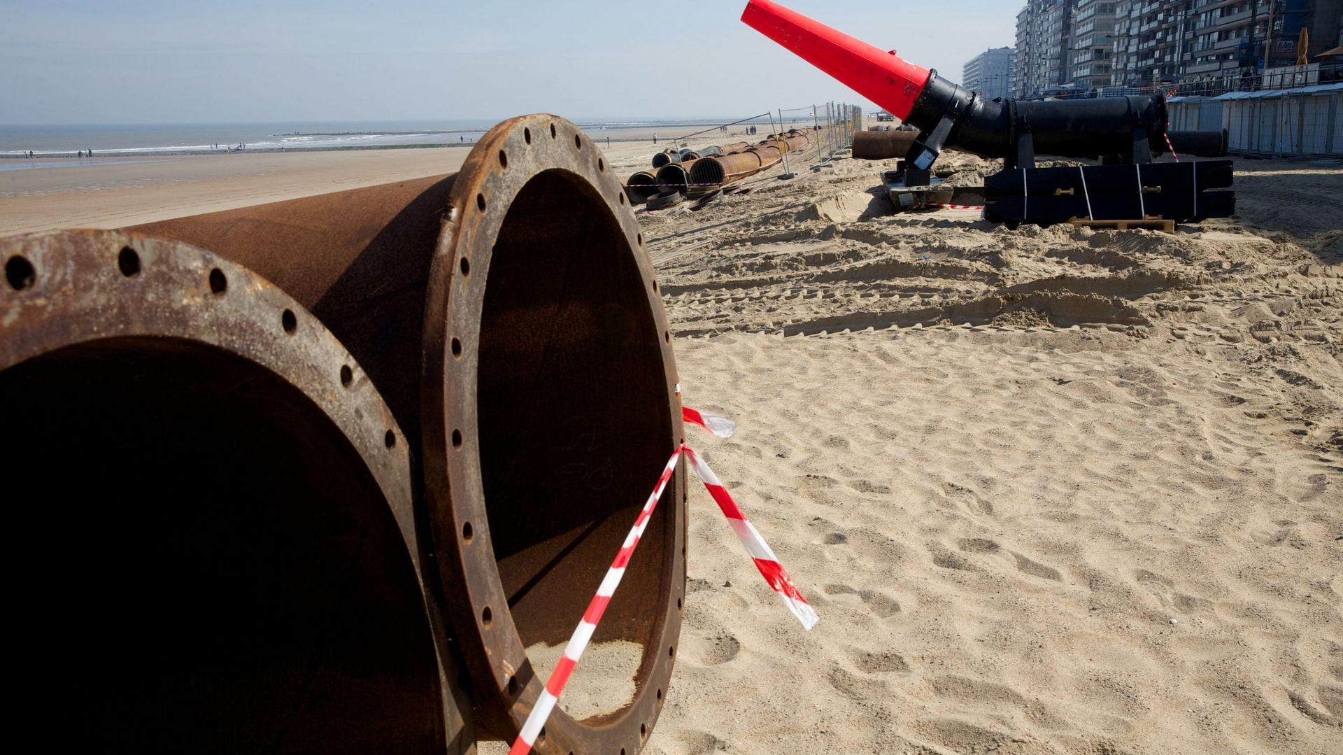 Le littoral belge en travaux: du sable pour lutter contre les tempêtes -  RTBF Actus