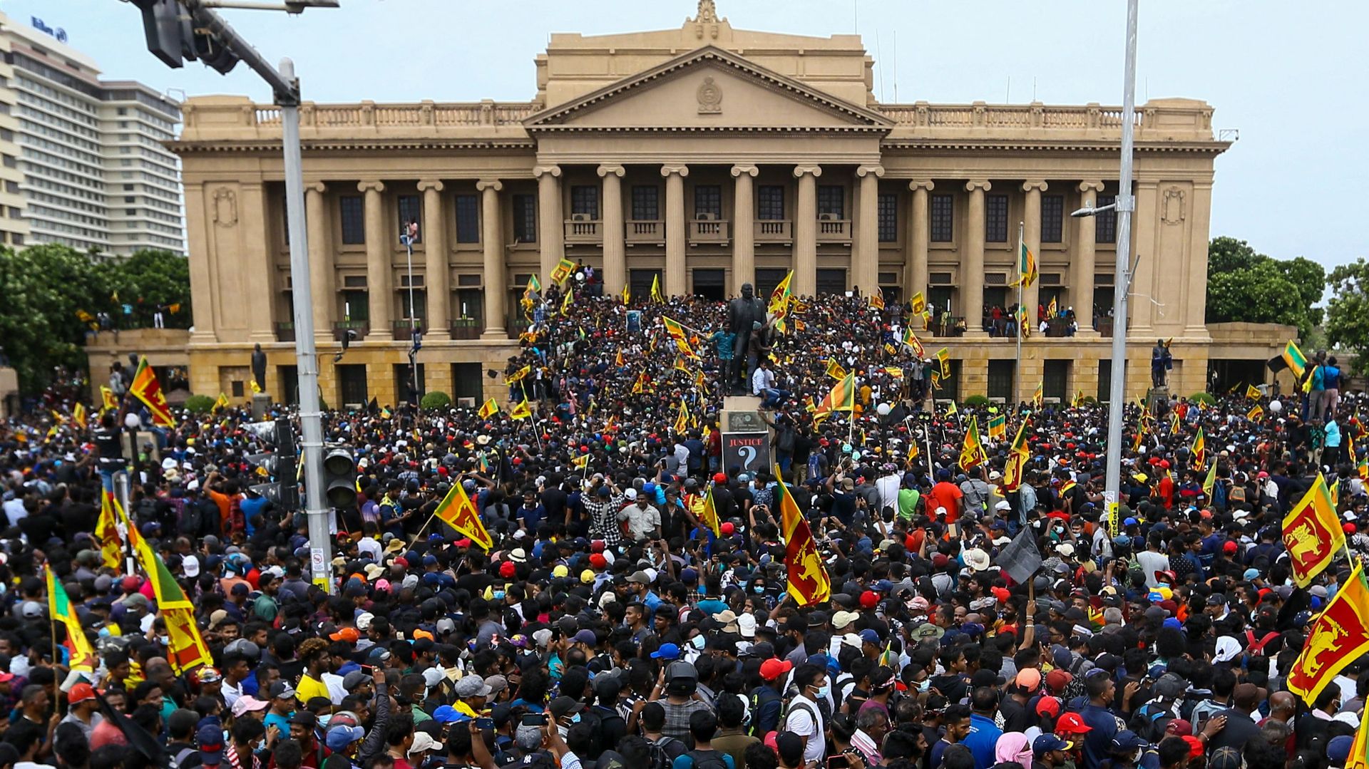 Des manifestants participent à une manifestation antigouvernementale devant le bureau du président à Colombo, le 9 juillet 2022.