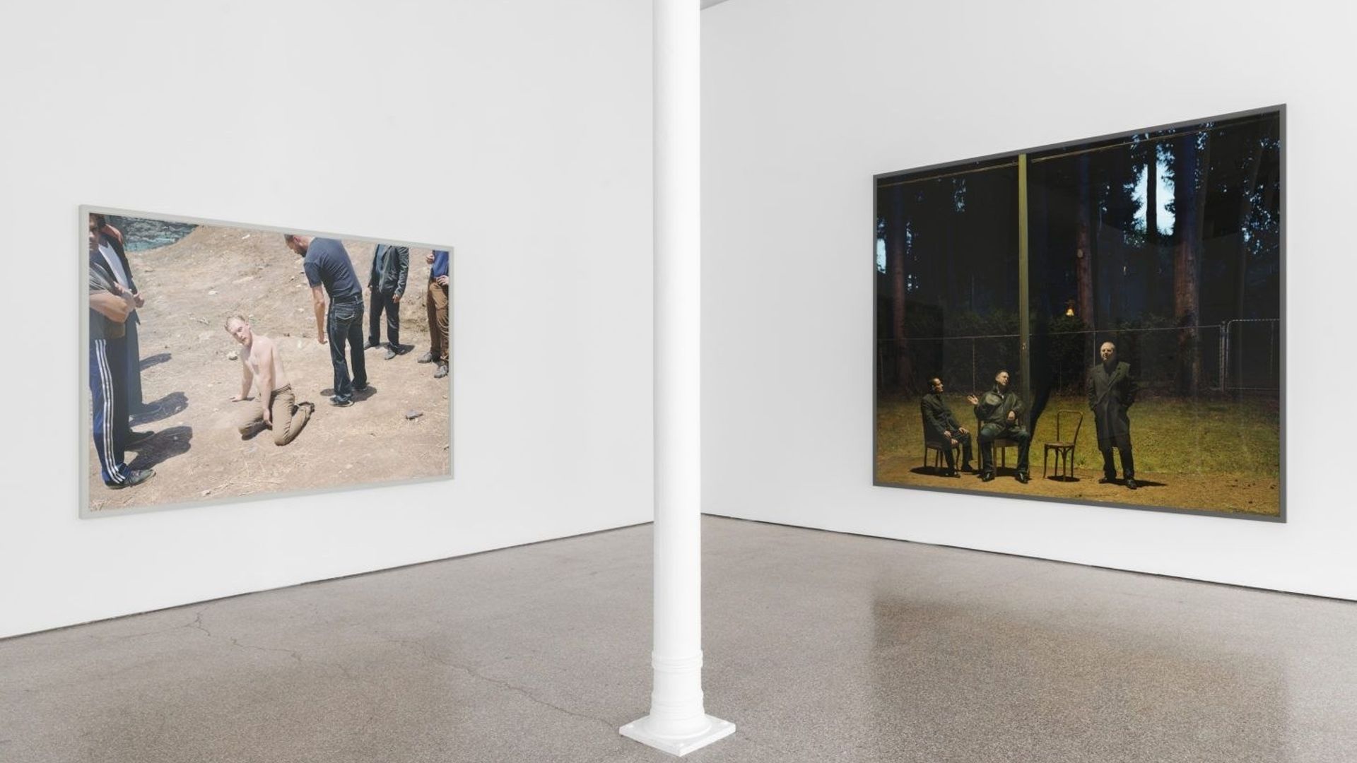 Jeff Wall présente ses images dans des formats imposants - Une des salles de la galerie Greta Meert  


