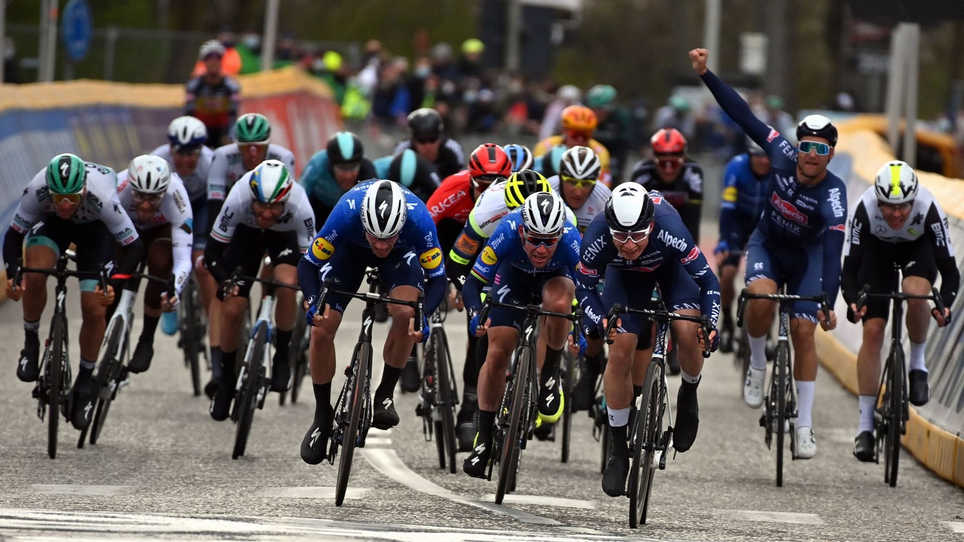 Cyclisme : Image du sprint de l'édition 2021 du Grand Prix de l'Escaut remporté par Jasper Philipsen. En 2022, Philipsen sera de retour pour défendre son titre, avec Tim Merlier à ses côtés. Arnaud De Lie sera, lui, le leader de Lotto Soudal. 