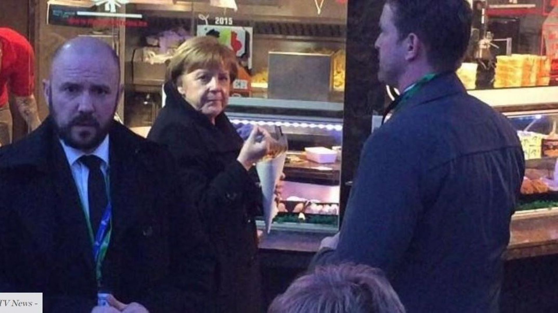 Angela Merkel à la friterie Antoine sur la place Jourdan, en février 2017. 
