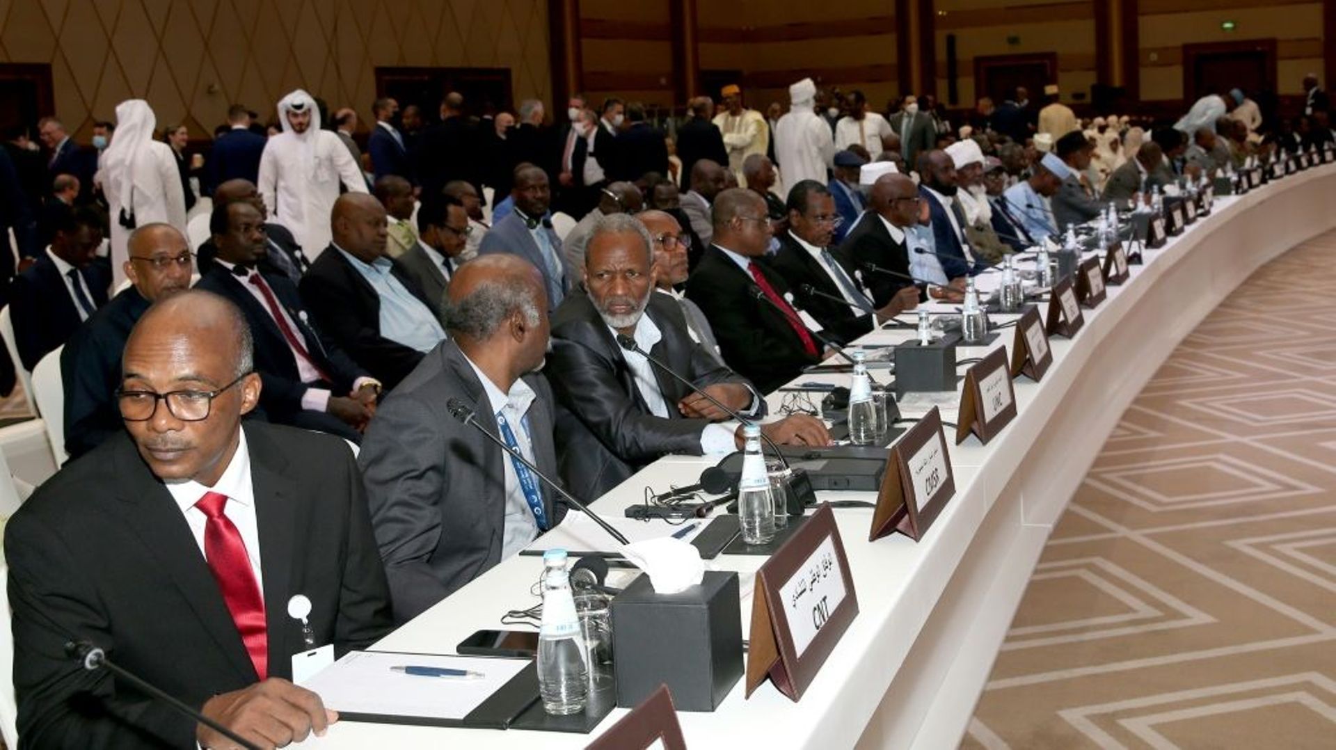 Cérémonie de signature de l’accord entre représentants de la junte tchadienne et une quarantaine de groupes d’opposition, le 8 août 2022 à Doha, au Qatar