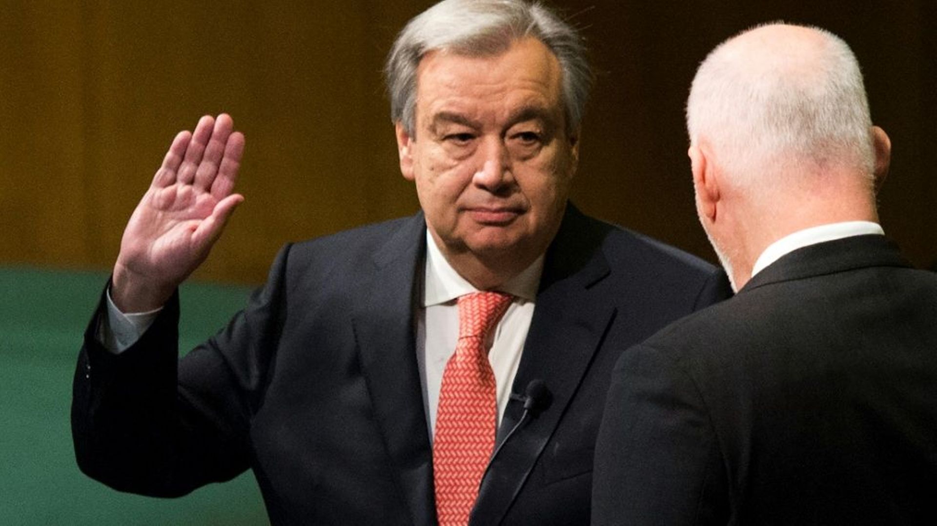 Antonio Guterres prête serment au titre de nouveau secrétaire général des Nations unies devant le président de l'Assemblée générale Peter Thomson, le 12 décembre 2016 à New York