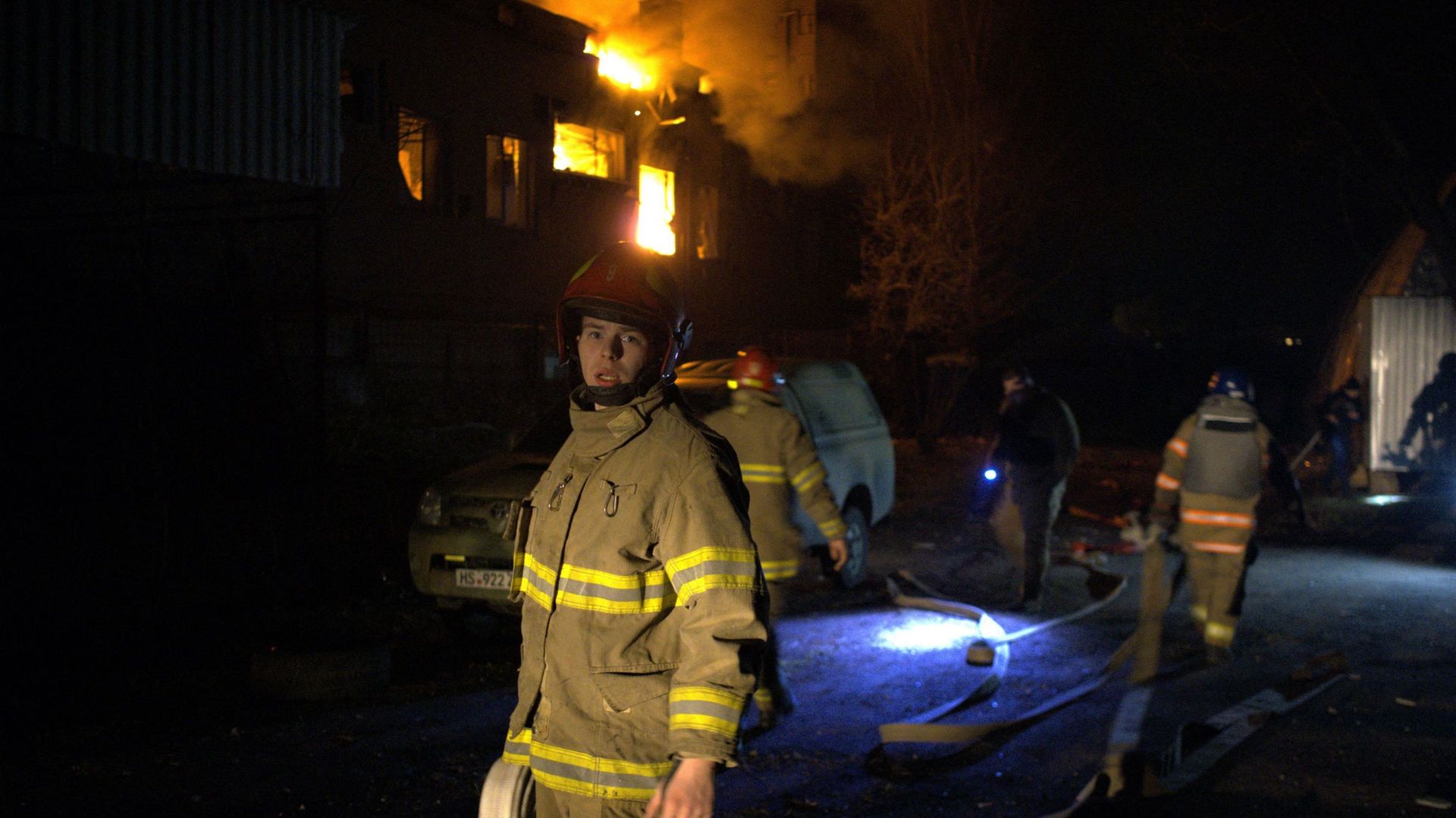 Des pompiers éteignent un incendie dans un magasin de matériaux de construction après une attaque de drone russe dans la capitale ukrainienne, Kiev, le 28 mars 2023.