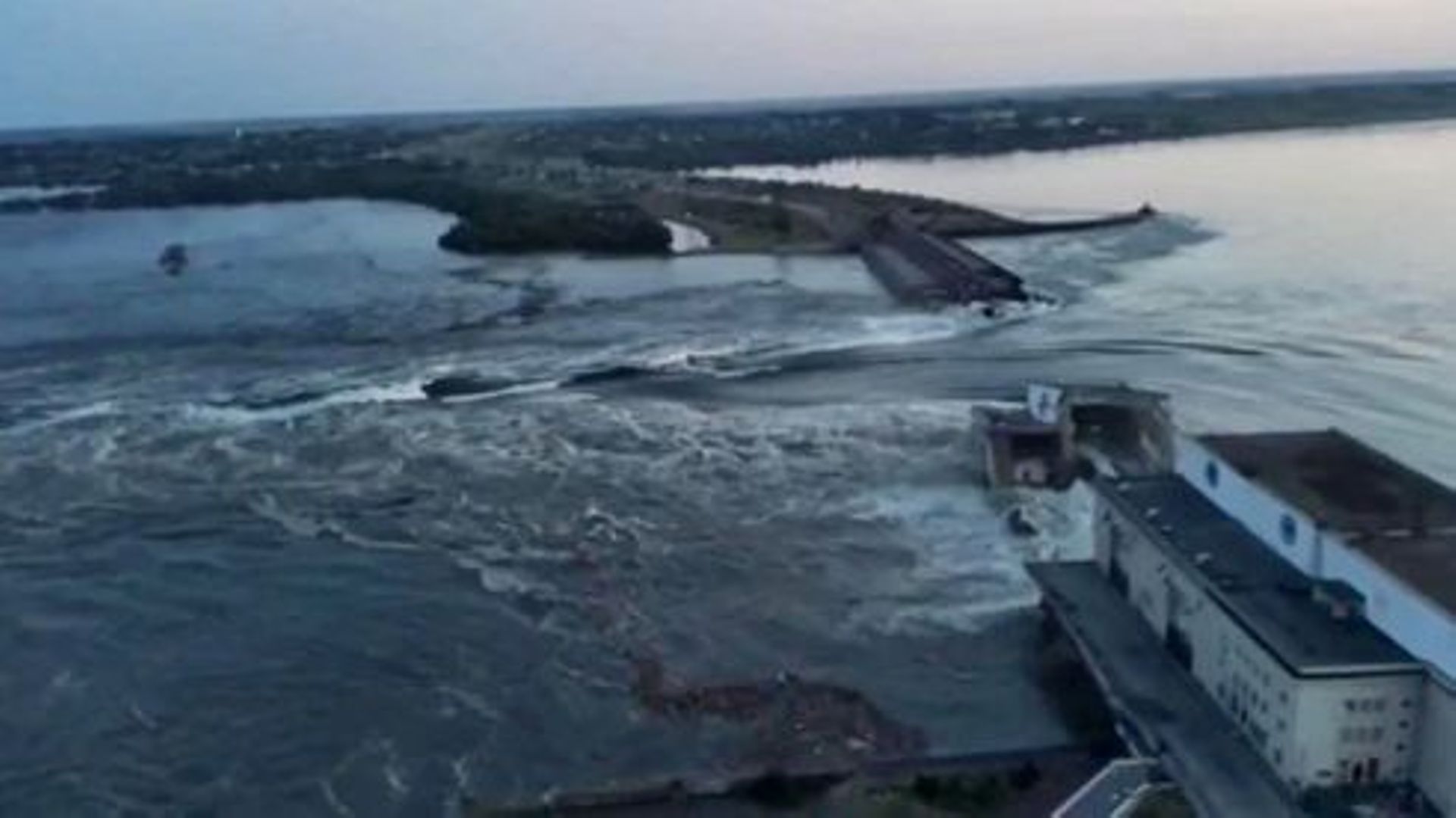 cette photo diffusée par la société publique Ukrhydroenergo montre le barrage hydroélectrique de Kakhovka qui a été endommagé à Nova Kakhovka, près de Kherson, le 6 juin 2023. Un barrage détenu par la Russie dans le sud de l'Ukraine a été endommagé le 6 j