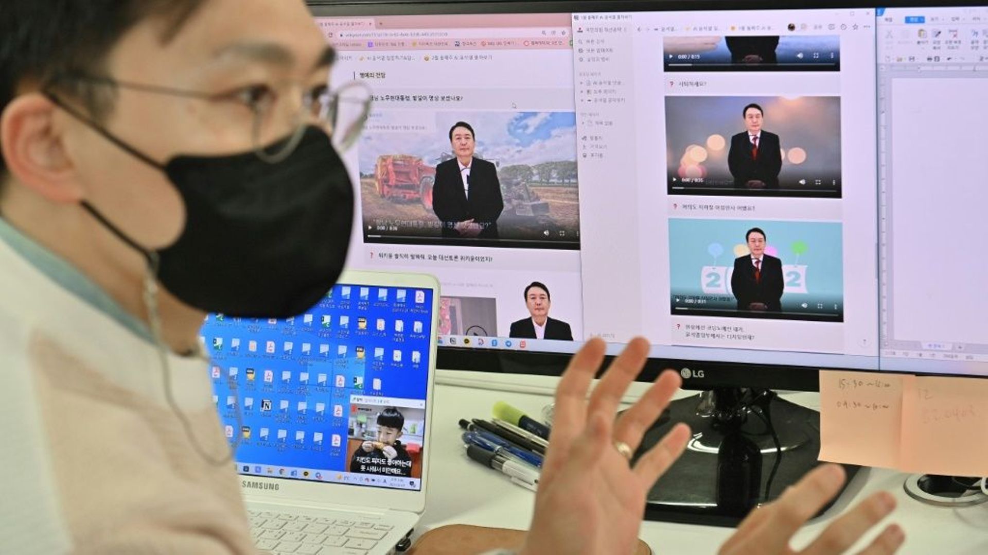 Baik Kyeong-hoon, directeur de l'équipe "AI Yoon", réalise un clip vidéo avec l'avatar numérique du candidat à la présidence Yoon Suk-yeol, le 7 février 2022 à Séoul, en Corée du Sud