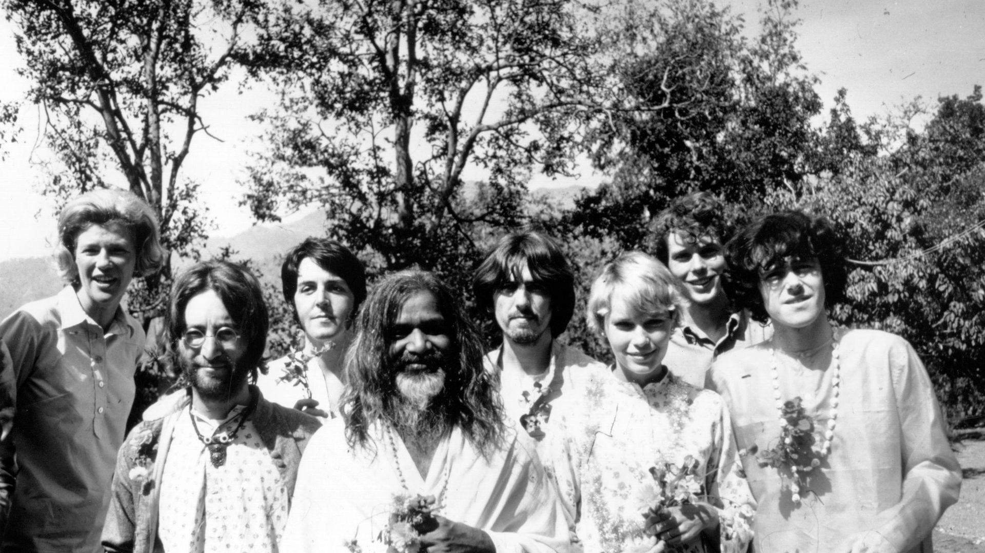 Maharishi Mahesh Yogi avec, de gauche à droite : inconnu, John Lennon, Paul McCartney, Maharishi Mahesh Yogi, George Harrison, Mia Farrow, inconnu et Donovan