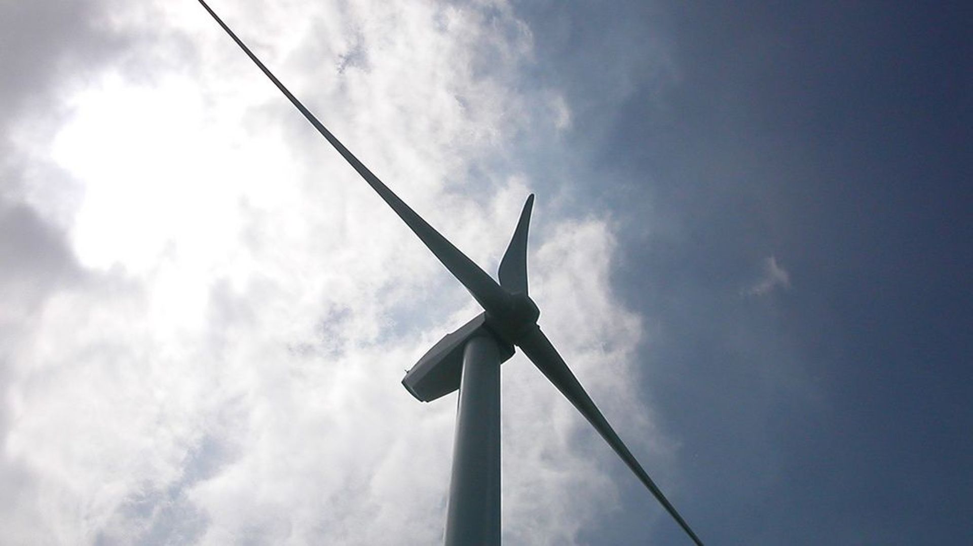 Cette éolienne citoyenne a été construite il y a une dizaine d'années, à Finnevaux.