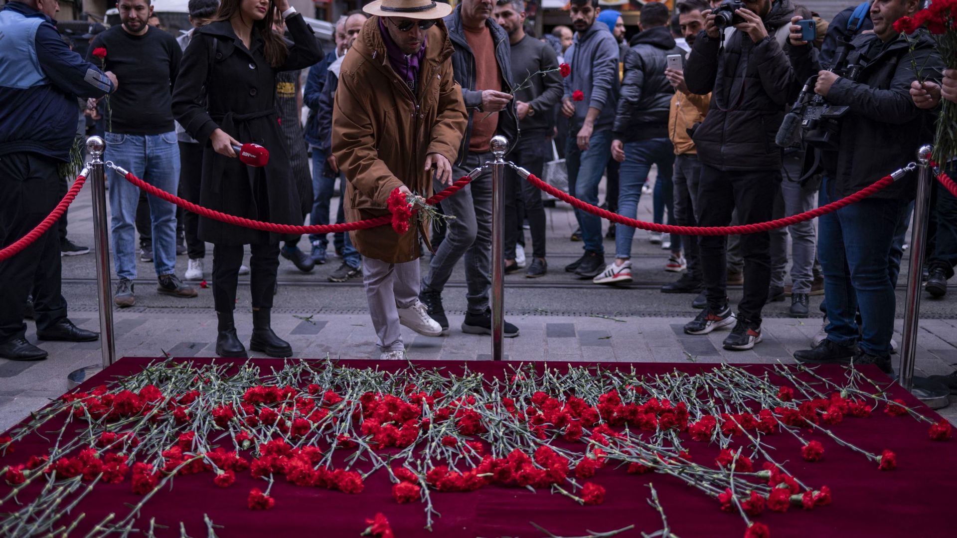 A Istanbul, les habitants déposent des fleurs sur le lieu de l’explosion, survenue le 13 novembre
