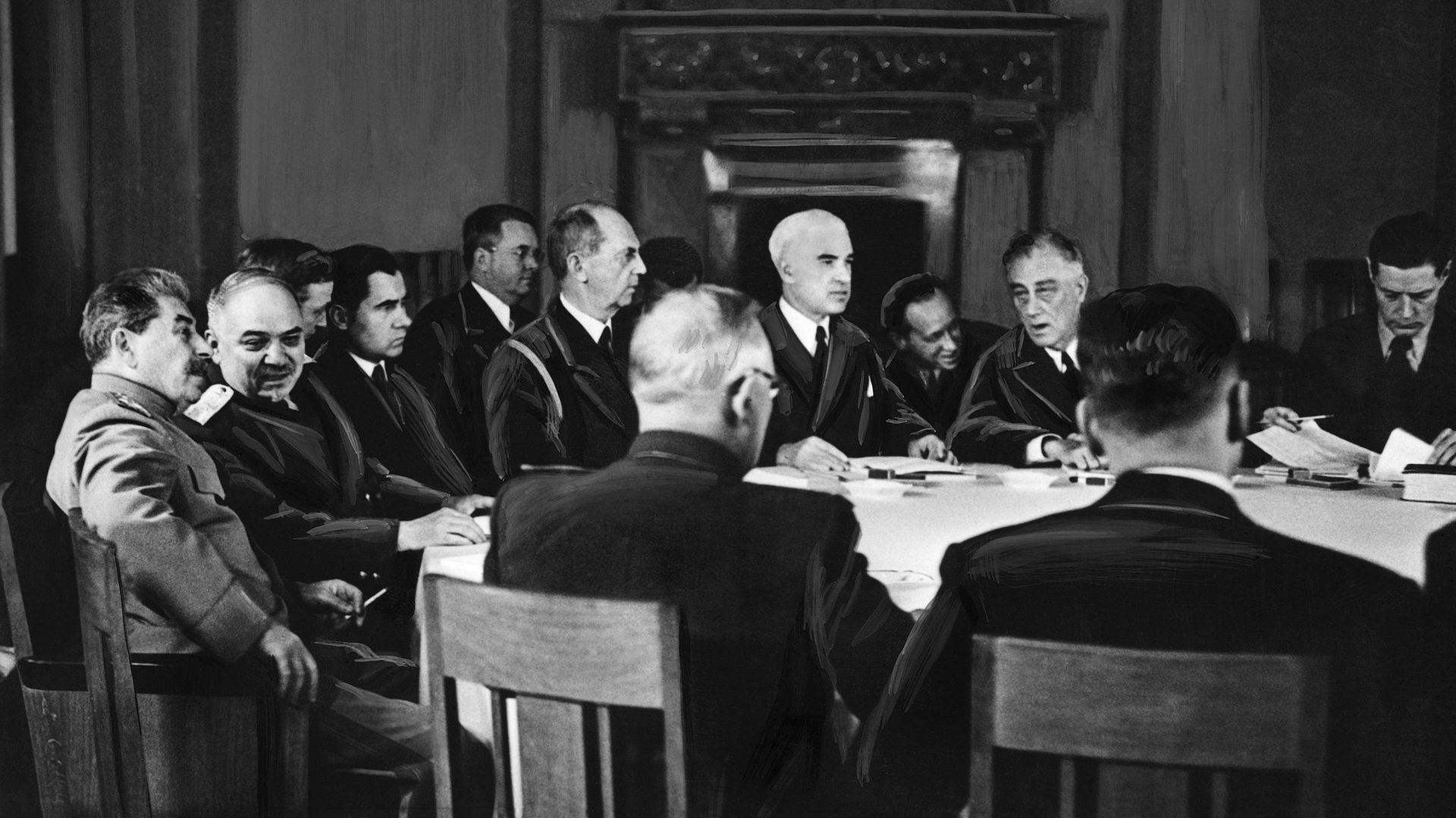 C'est dans le salon blanc que les chefs d'états et leur administration négocient. Staline est à gauche de l'image, Churchill au centre.