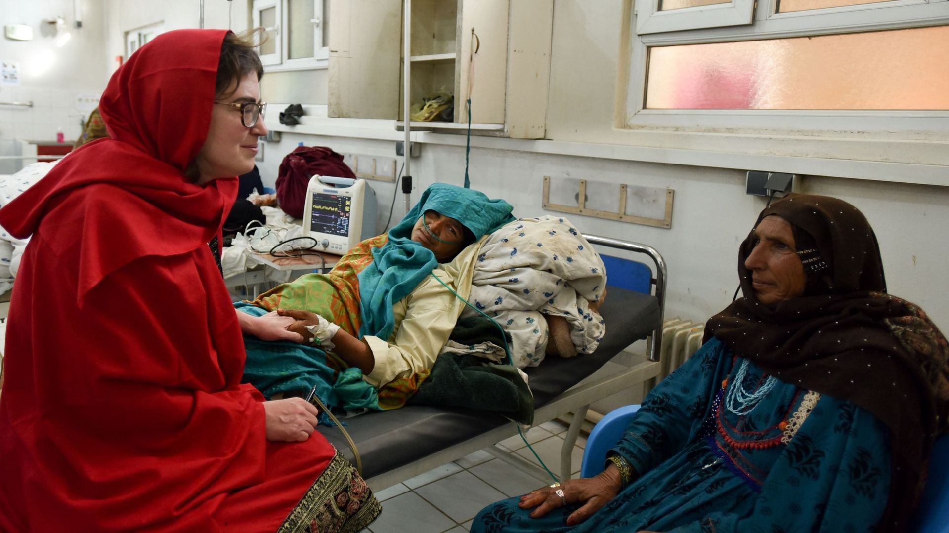 Séverine Caluwaert, avec une patiente dans la maternité de MSF à Khost